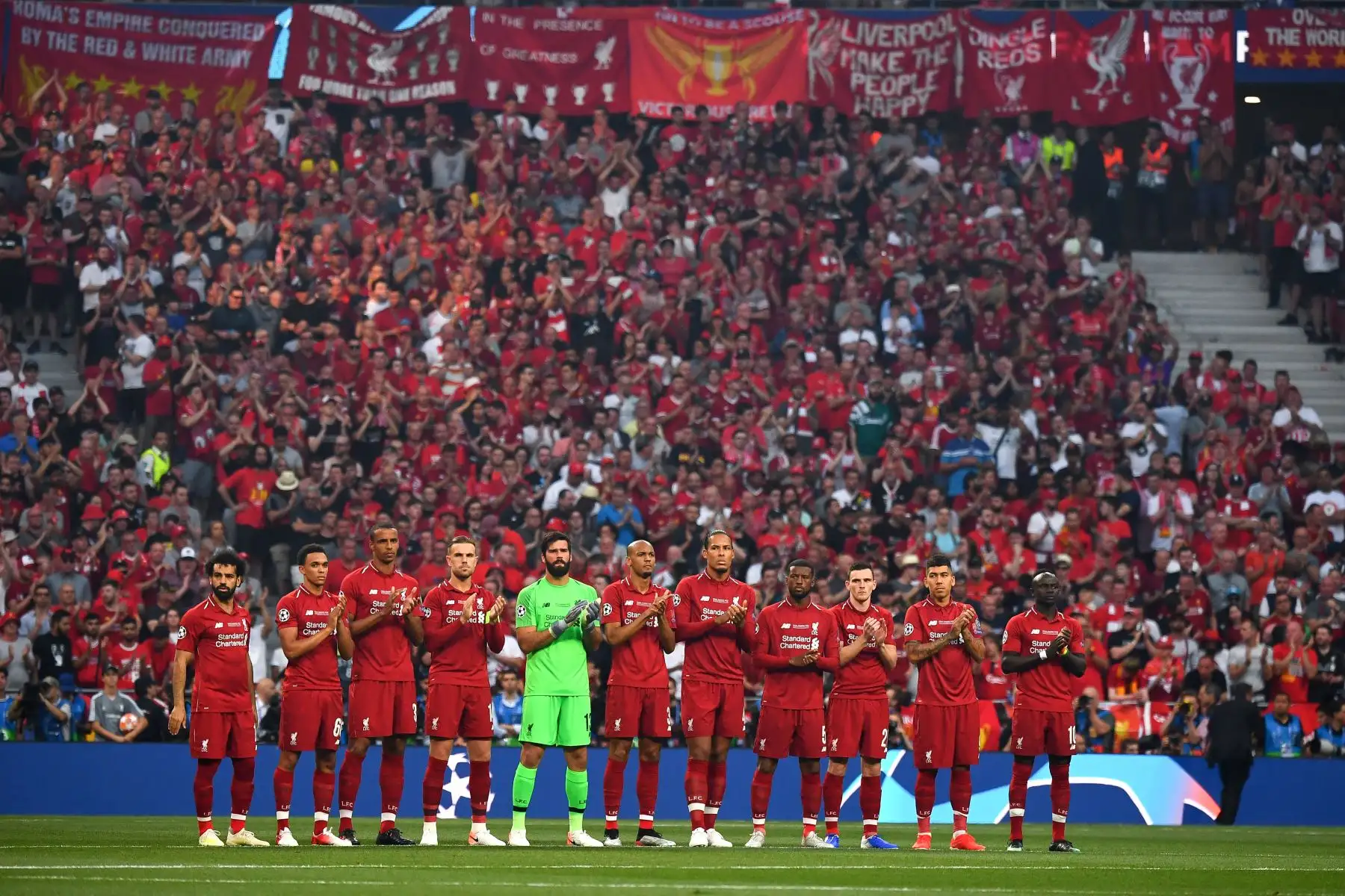 Los jugadores del Liverpool observan un momento de silencio en memoria del jugador de fútbol español José Antonio Reyes, quien murió hoy en un accidente de tráfico, antes del último partido de fútbol de la Liga de Campeones de la UEFA entre el Liverpool y el Tottenham.
Foto:AFP