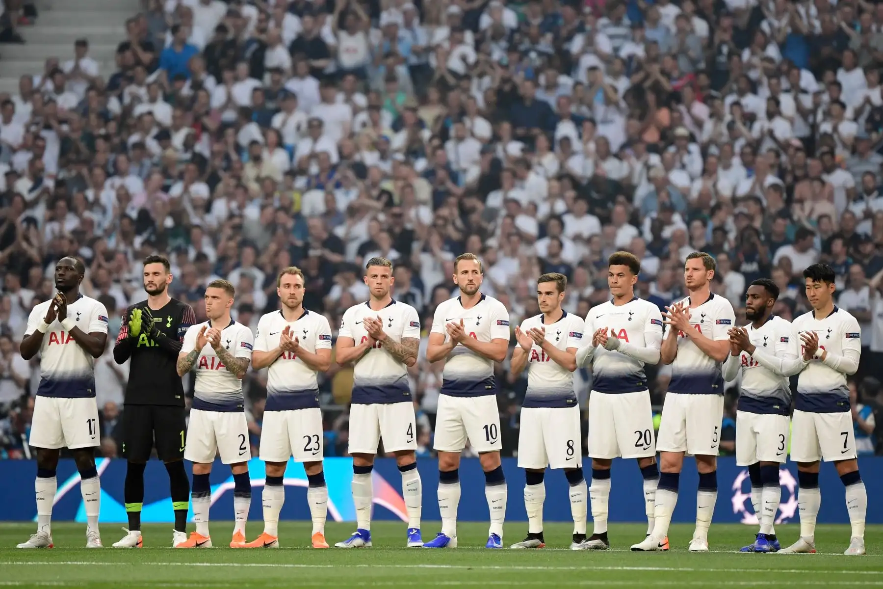 Los jugadores del Tottenham guardan un minuto de silencio en honor al jugador de fútbol español José Antonio Reyes, de 35 años, quien murió en un accidente automovilístico, antes del partido de  la UEFA entre Liverpool y Tottenham.
Foto:AFP