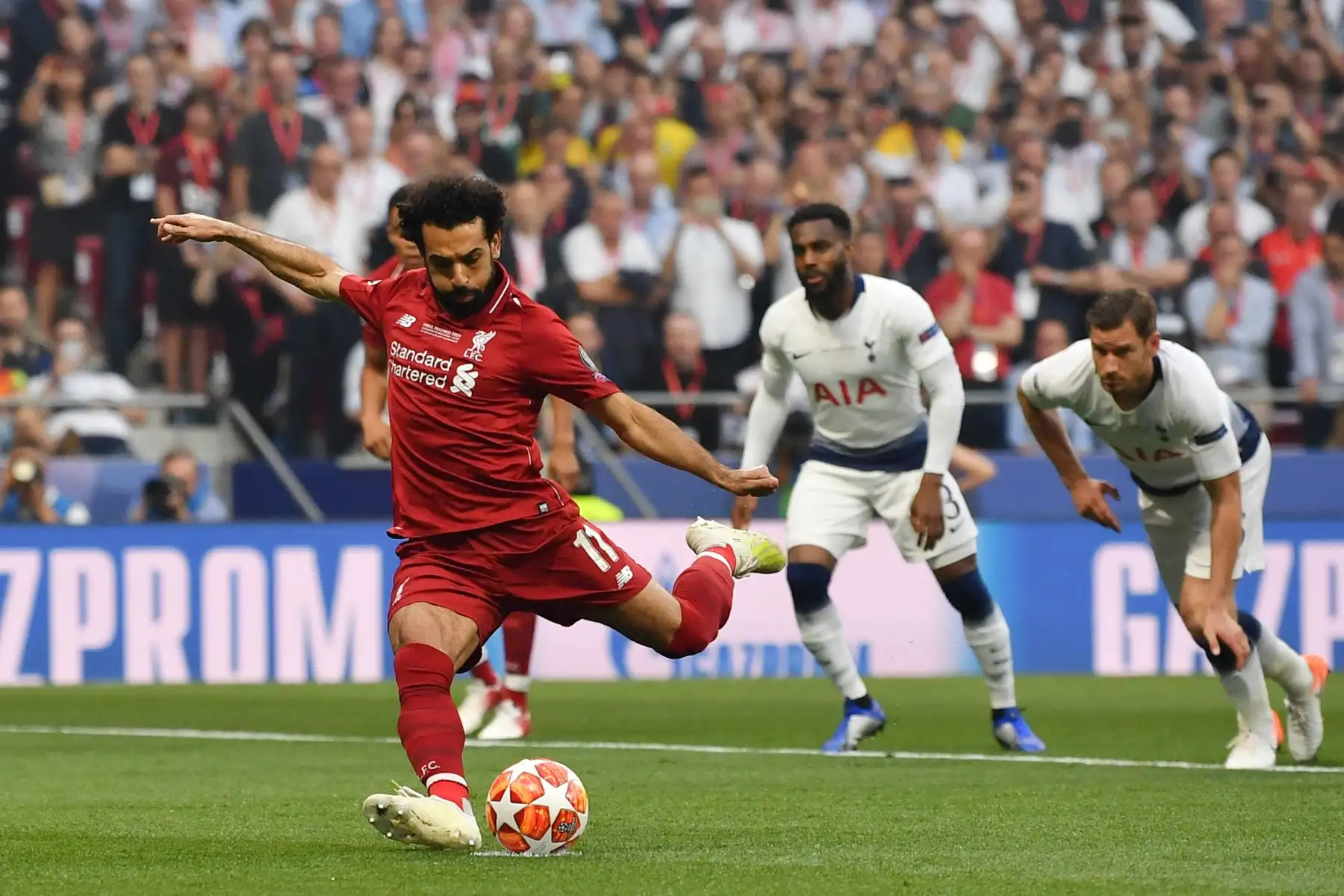 El mediocampista egipcio del Liverpool, Mohamed Salah, penaliza durante el partido de fútbol final de la Liga de Campeones de la UEFA entre el Liverpool y el Tottenham Hotspur en el Estadio Metropolitano de  Madrid .
Foto:AFP