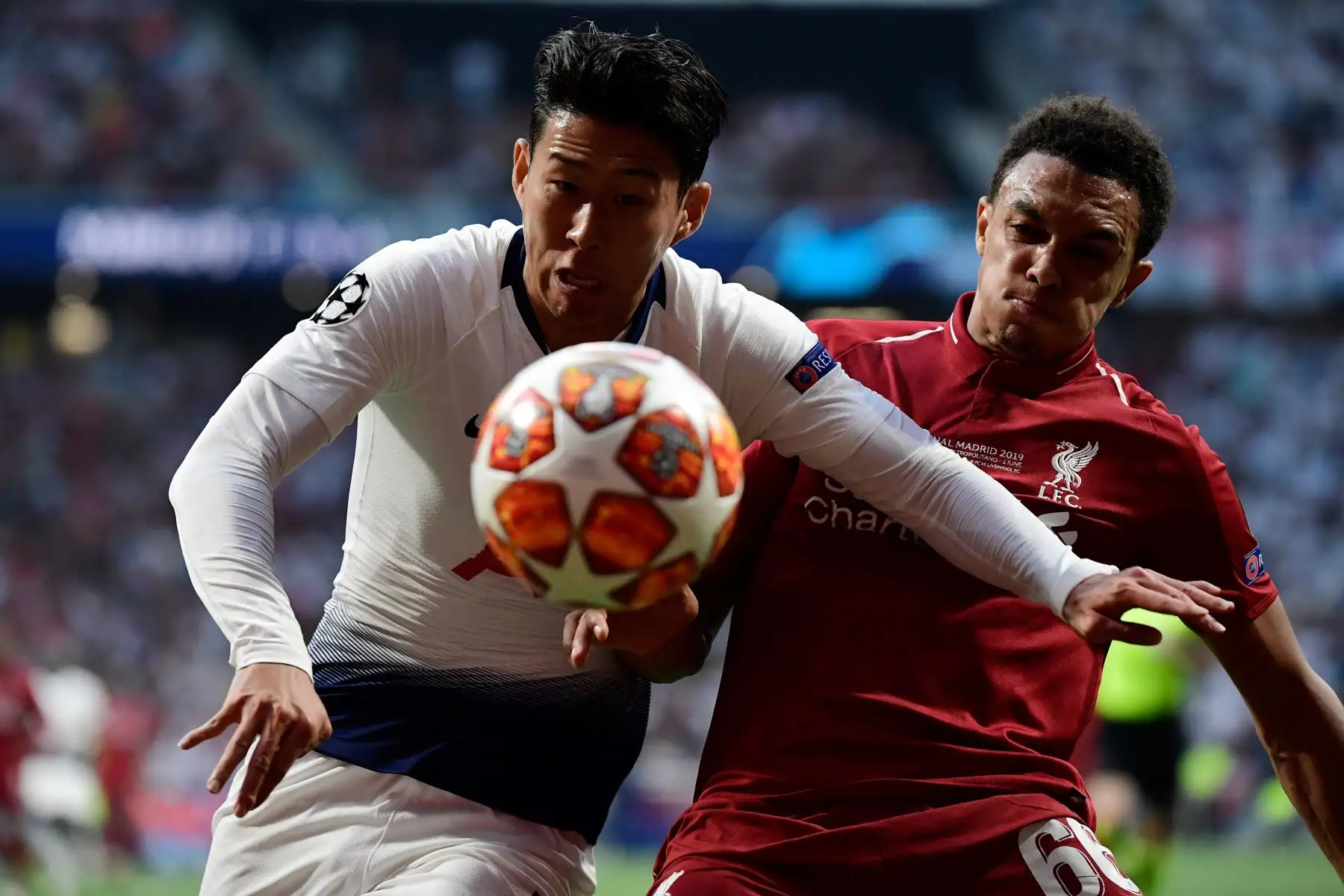 El delantero surcoreano del Tottenham Hotspur, Son Heung-Min (L), enfrenta al defensor inglés del Liverpool Trent Alexander-Arnold durante el último partido de fútbol de la UEFA Champions League.
Foto: AFP