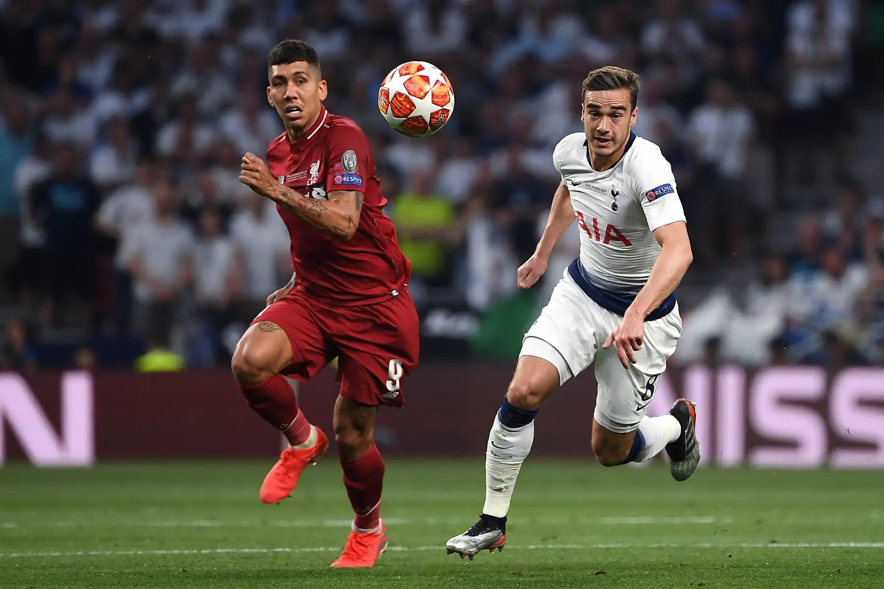 El delantero brasileño del Liverpool, Roberto Firmino (L) compite con el mediocampista inglés de Tottenham Hotspur, Harry Winks, durante el último partido de fútbol de la Liga de Campeones de la UEFA entre el Liverpool y el Tottenham.
Foto: AFP