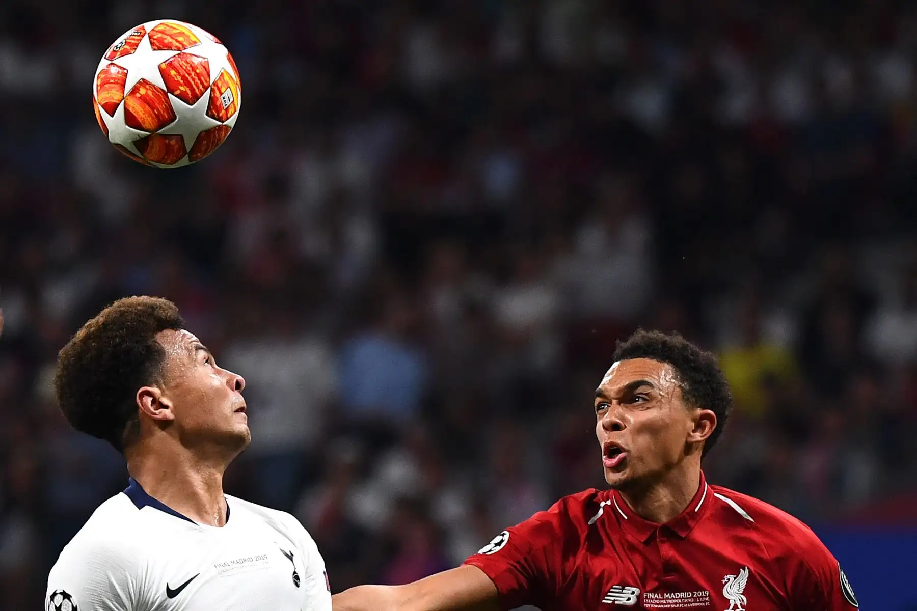 El centrocampista inglés del Tottenham Hotspur Dele Alli (L) compite con el defensor inglés del Liverpool Trent Alexander Arnold durante el último partido de fútbol de la UEFA Champions League entre el Liverpool y el Tottenham.
Foto:AFP