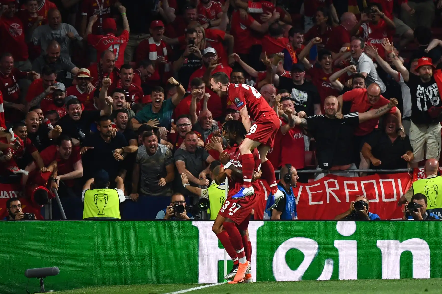 El delantero belga del Liverpool, Divock Origi (BOTTOM) celebra con el defensor escocés Andrew Robertson del Liverpool, luego de marcar el segundo gol de su equipo durante el último partido de fútbol de la Liga de Campeones entre el Liverpool y el Tottenham.
Foto:AFP