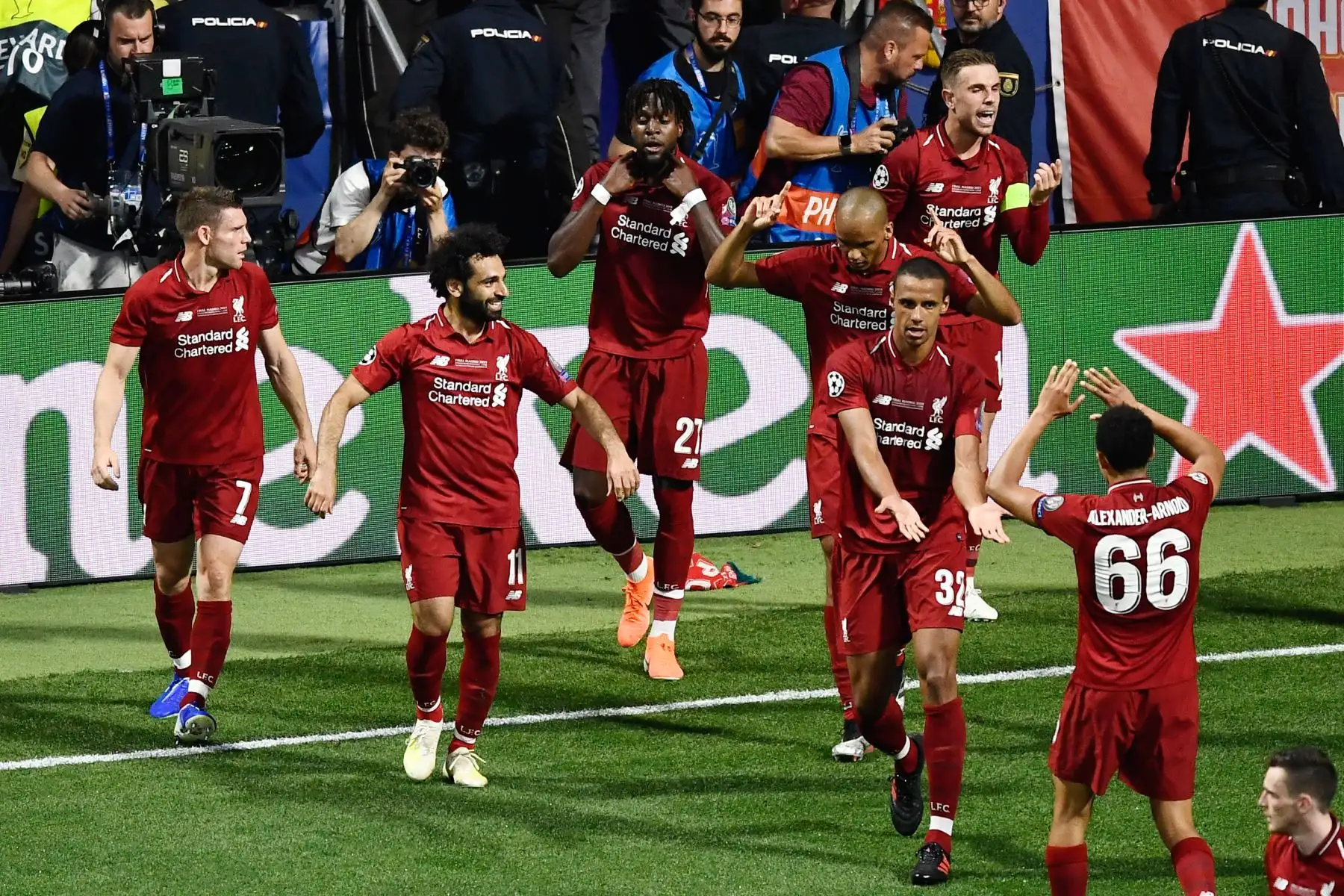 Los jugadores del Liverpool celebran después de que el delantero belga Divock Origi (C) anotó un gol durante el último partido de fútbol de la UEFA Champions League entre el Liverpool y el Tottenham.
Foto:AFP