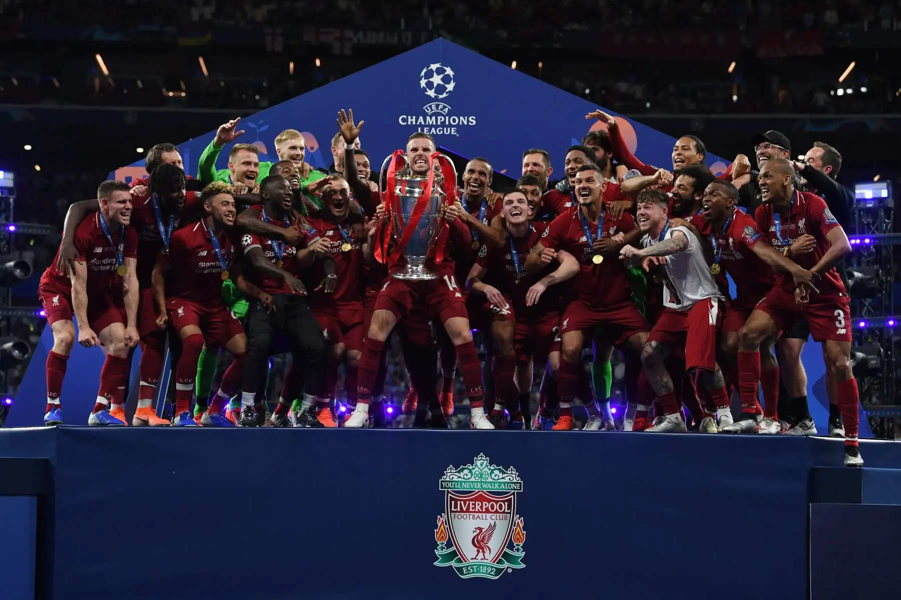 El centrocampista inglés del Liverpool, Jordan Henderson (C), se alza en la Copa de Europa de Campeones luego de ganar el último partido de fútbol de la Liga de Campeones de la UEFA entre el Liverpool y el Tottenham Hotspur.
Foto:AFP