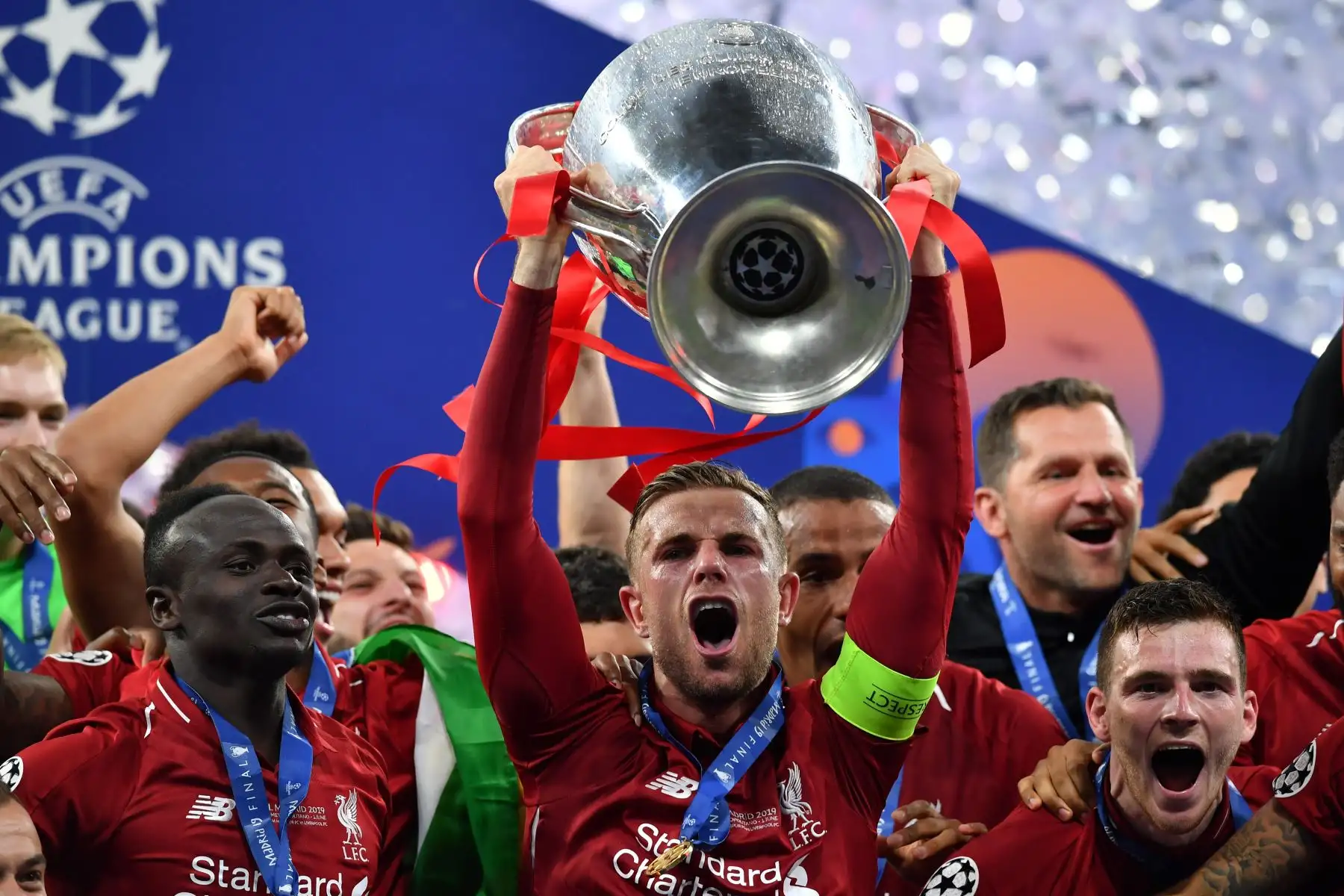 El centrocampista inglés del Liverpool, Jordan Henderson, se alza con el trofeo después de ganar el último partido de fútbol de la Liga de Campeones de la UEFA entre el Liverpool y el Tottenham.
Foto:AFP