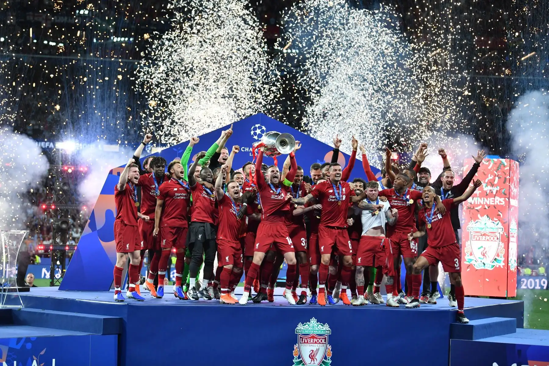 El centrocampista inglés del Liverpool, Jordan Henderson, se alza con el trofeo después de ganar el último partido de fútbol de la Liga de Campeones de la UEFA entre el Liverpool y el Tottenham .
Foto:AFP