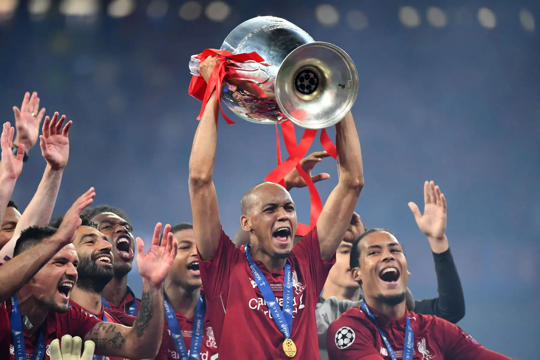 El centrocampista brasileño de Liverpool, Fabinho, se alza en la Copa de Europa de Campeones mientras celebra con sus compañeros ganadores del último partido de fútbol de la Liga de Campeones de la UEFA entre el Liverpool y el Tottenham .
Foto: AFP