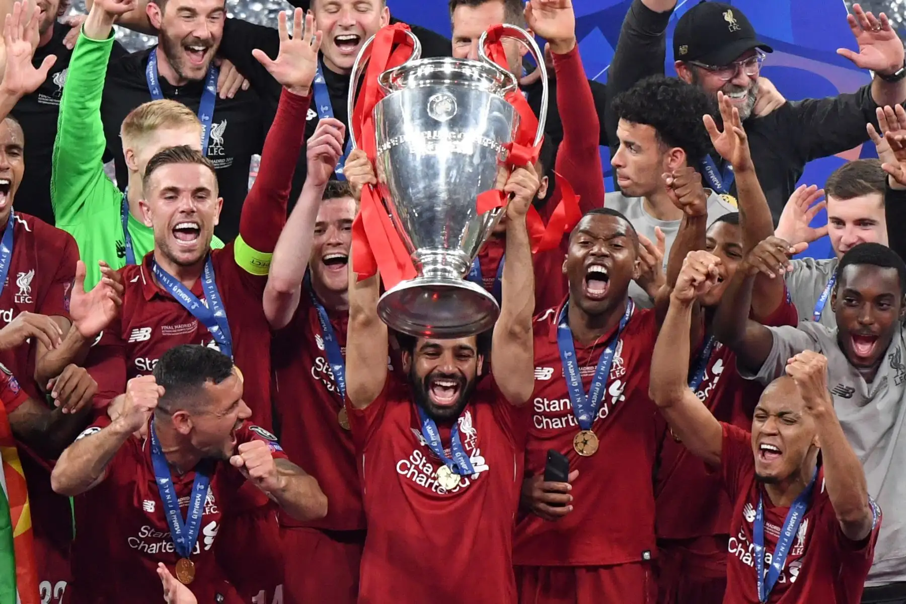 El mediocampista egipcio de Liverpool Mohamed Salah (C) celebra con el trofeo después de ganar el último partido de fútbol de la Liga de Campeones de la UEFA entre el Liverpool y el Tottenham.
Foto.AFP