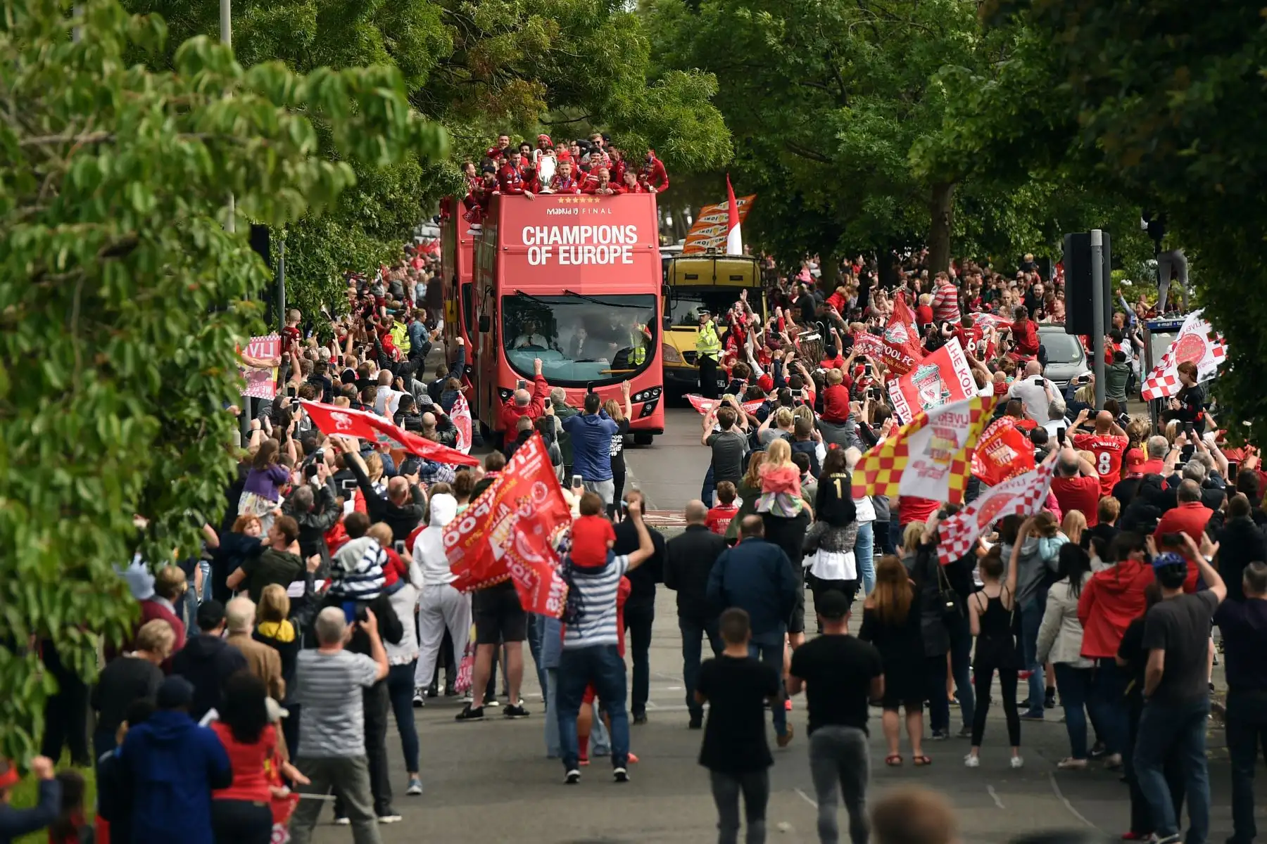Los fanáticos del Liverpool se alinean en las calles mientras el mediocampista inglés del Liverpool, Jordan Henderson, se lleva el trofeo de la Copa de Europa de Campeones durante un desfile de autobuses en Liverpool, el noroeste de Inglaterra.
Foto:AFP