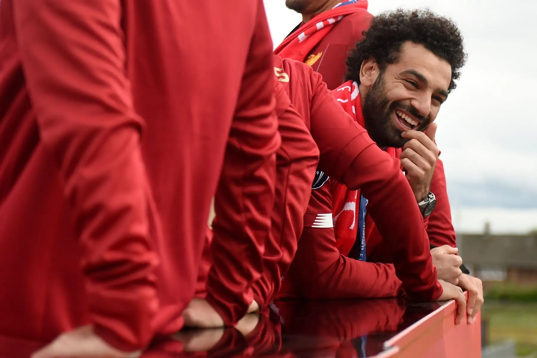 El mediocampista egipcio de Liverpool, Mohamed Salah, reacciona durante un desfile abierto de autobuses alrededor de Liverpool, noroeste de Inglaterra, después de ganar el último partido de fútbol de la Liga de Campeones de la UEFA entre Liverpool y Tottenham.
Foto:AFP