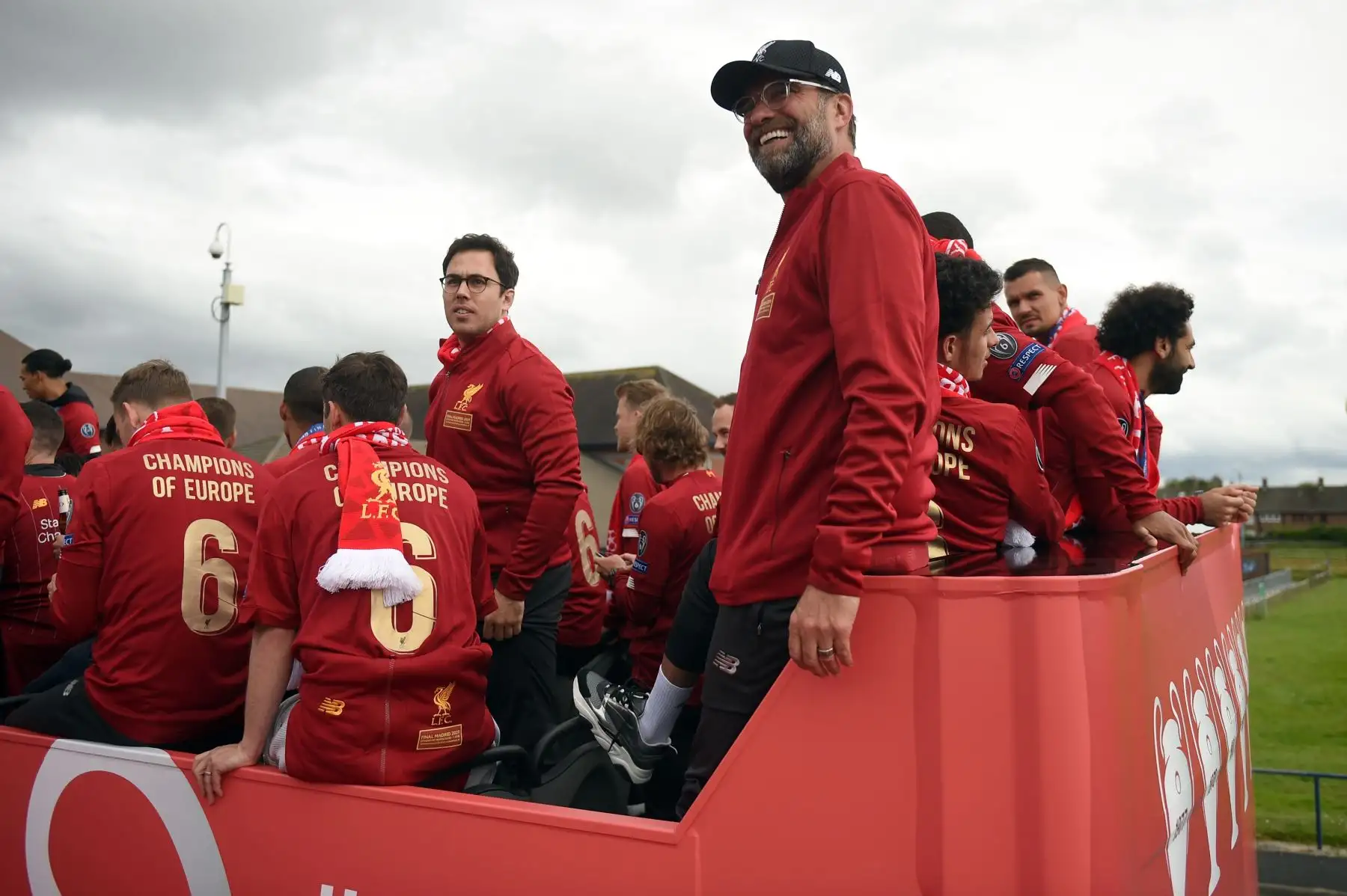 El seleccionador alemán de Liverpool, Jurgen Klopp (C), y el mediocampista egipcio Mohamed Salah (R) de Liverpool, se encuentran en lo alto de un autobús abierto, antes de un desfile en Liverpool, en el noroeste de Inglaterra.
Foto:AFP
