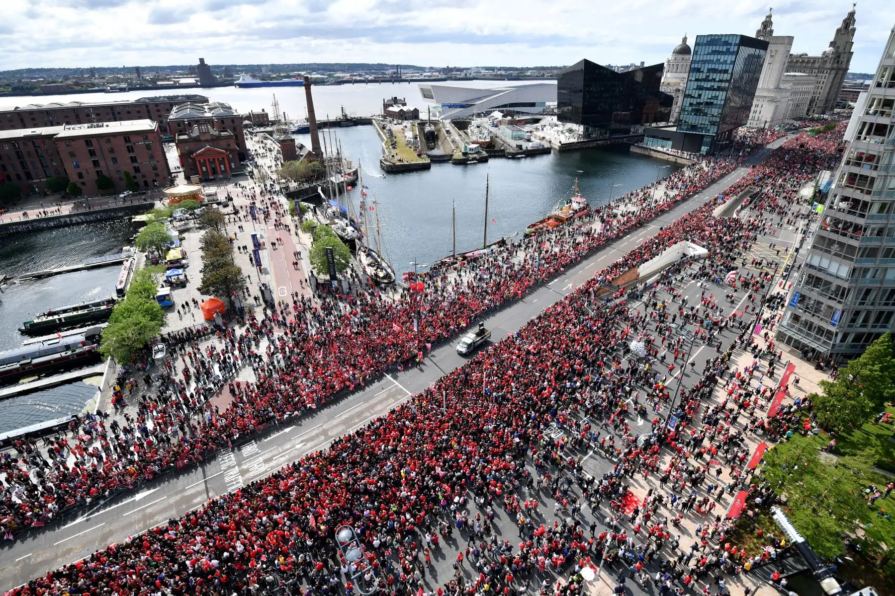 Los fanáticos del fútbol se alinean en las calles esperando a que el equipo de fútbol del Liverpool participe en un desfile abierto de autobuses en Liverpool, en el noroeste de Inglaterra.
Foto:AFP