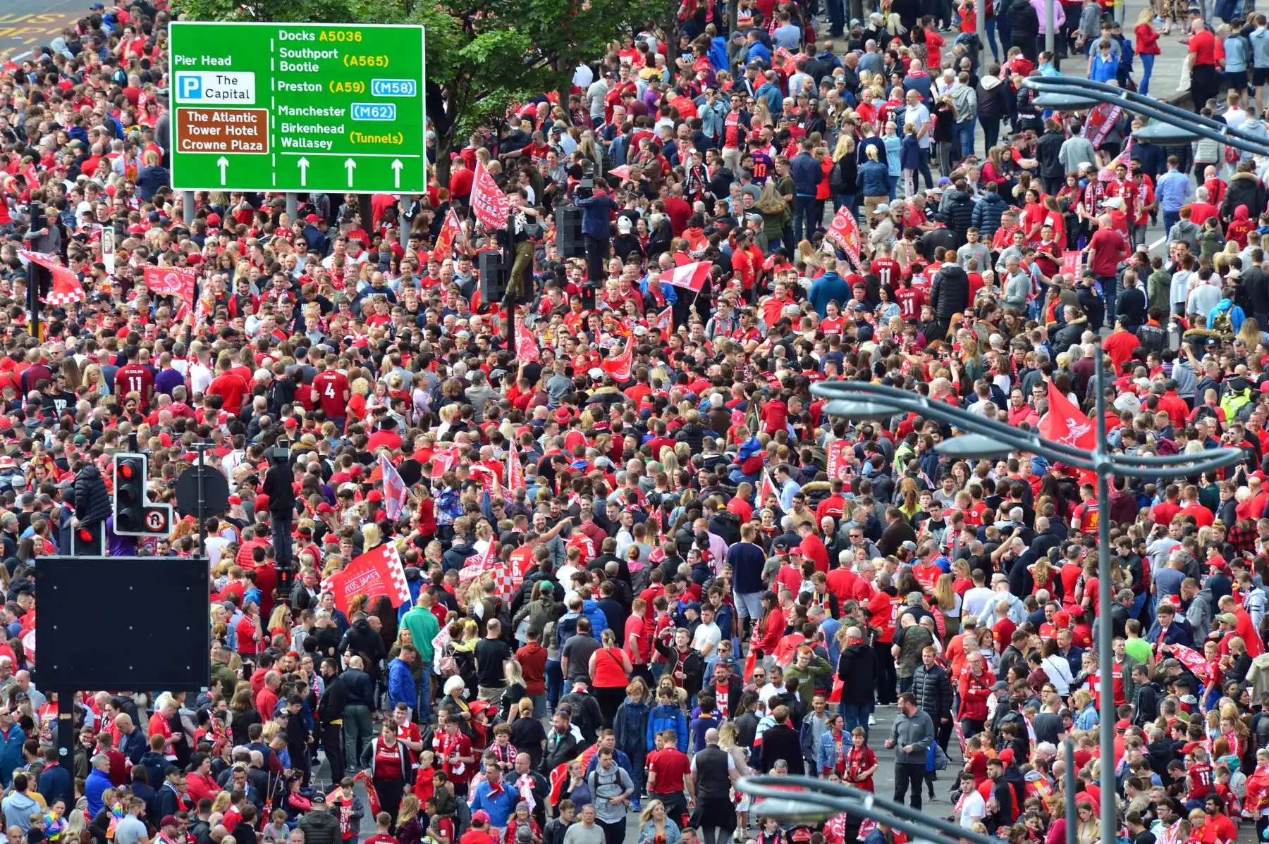 Los fanáticos del fútbol se alinean en las calles esperando a que el equipo de fútbol del Liverpool participe en un desfile abierto de autobuses en Liverpool, en el noroeste de Inglaterra.
Foto:AFP