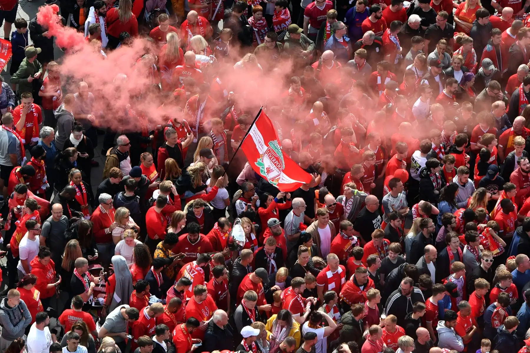 Los fanáticos del fútbol se alinean en las calles esperando a que el equipo de fútbol del Liverpool participe en un desfile abierto de autobuses en Liverpool, en el noroeste de Inglaterra.
Foto:AFP