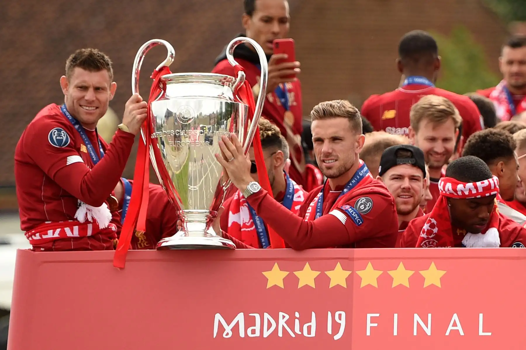 El mediocampista inglés del Liverpool James Milner (L) y el mediocampista inglés del Liverpool Jordan Henderson tienen el trofeo de la Copa de Campeones de Europa durante un desfile de autobuses en Liverpool, el noroeste de Inglaterra, el 2 de junio de 2019, después de ganar la final de la UEFA Champions League. Partido entre el Liverpool y el Tottenham. Las celebraciones del Liverpool se prolongaron hasta la noche después de que se convirtieron en seis veces campeones de Europa.
Foto:AFP