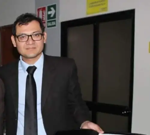 Un vídeo de las cámaras de Seguridad Ciudadana de la Municipalidad de Huaraz, en la región Áncash, muestra el preciso momento en el que el fiscal adjunto de la Tercera Fiscalía Penal de Huaraz, Jimmy Barboza Pinedo, es atacado con un arma blanca. Posteriormente, murió.