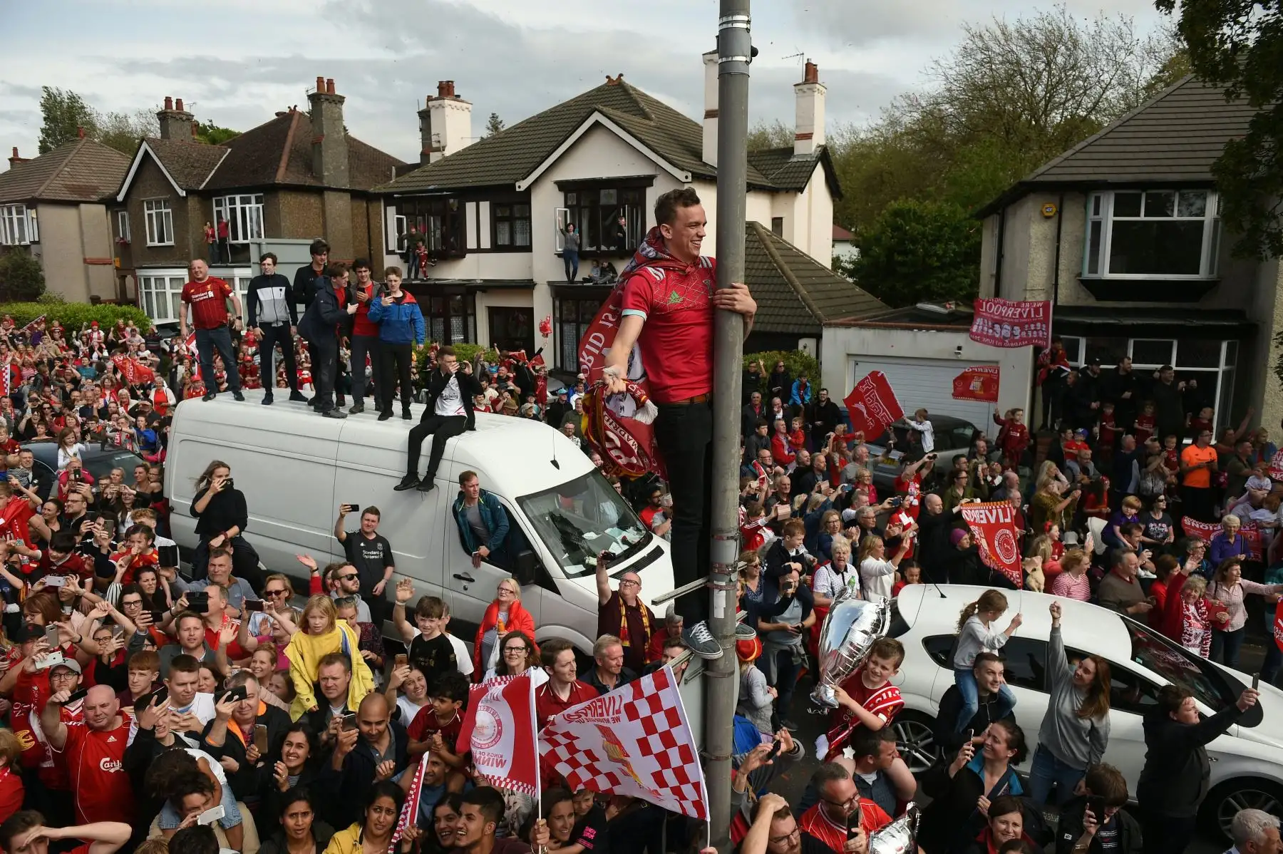 Los fanáticos del fútbol se alinean en las calles esperando a que el equipo de fútbol del Liverpool participe en un desfile abierto de autobuses en Liverpool.
Foto:AFP