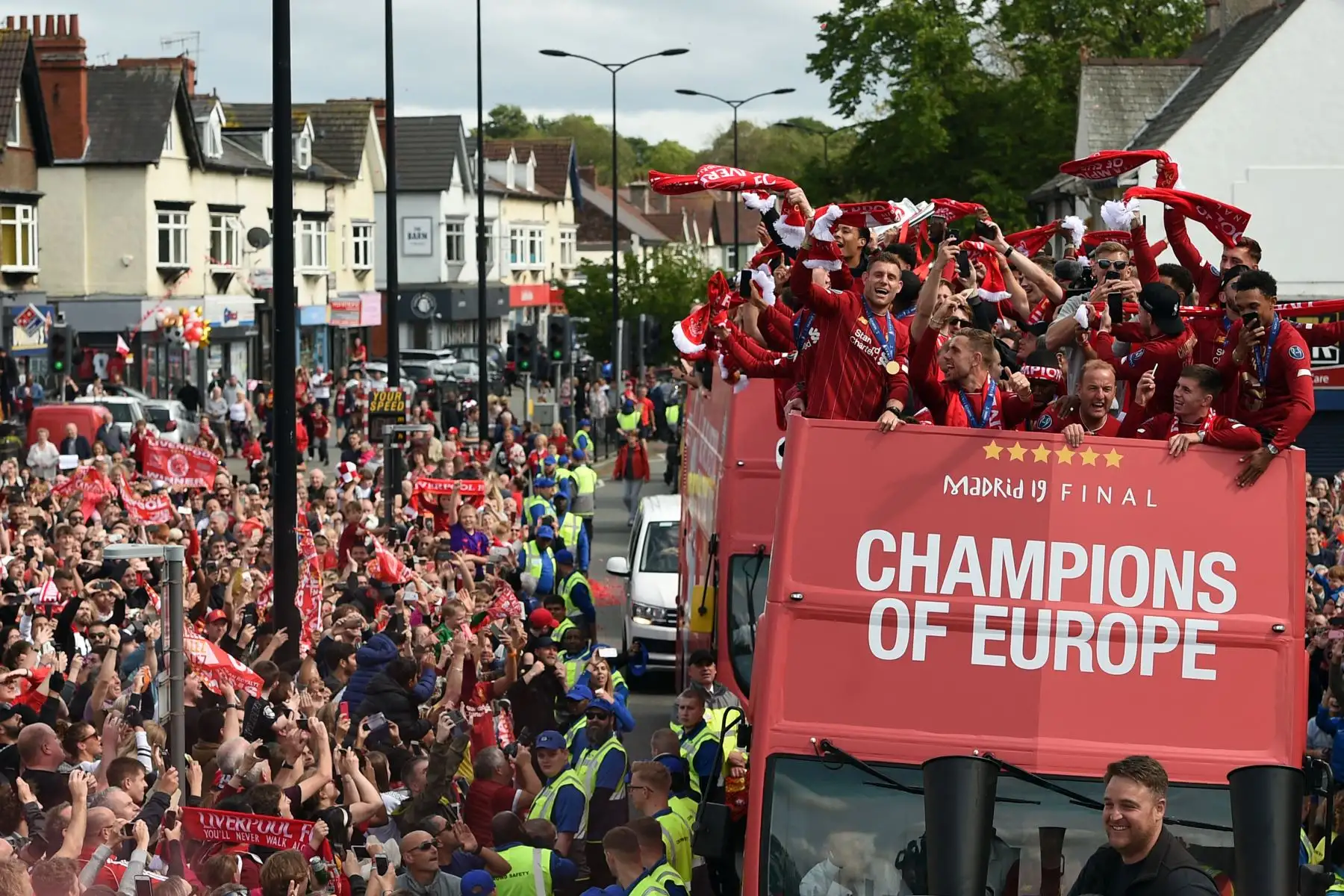 Los fanáticos del fútbol se alinean en las calles mientras el equipo de fútbol del Liverpool participa en un desfile abierto de autobuses en Liverpool.
Foto:AFP