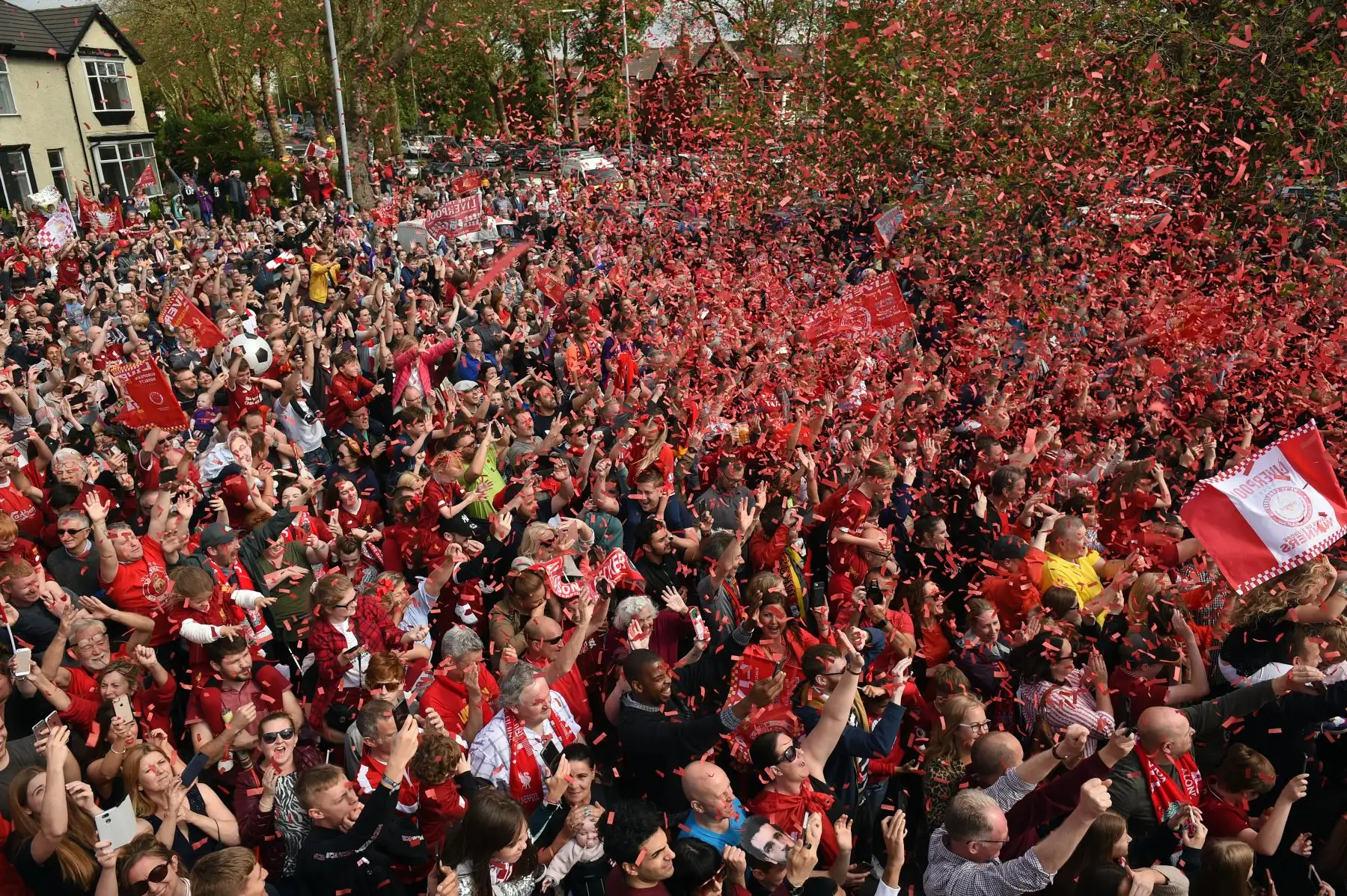 Los fanáticos del fútbol se alinean en las calles mientras el equipo de fútbol del Liverpool participa en un desfile abierto de autobuses en Liverpool.
Foto:AFP