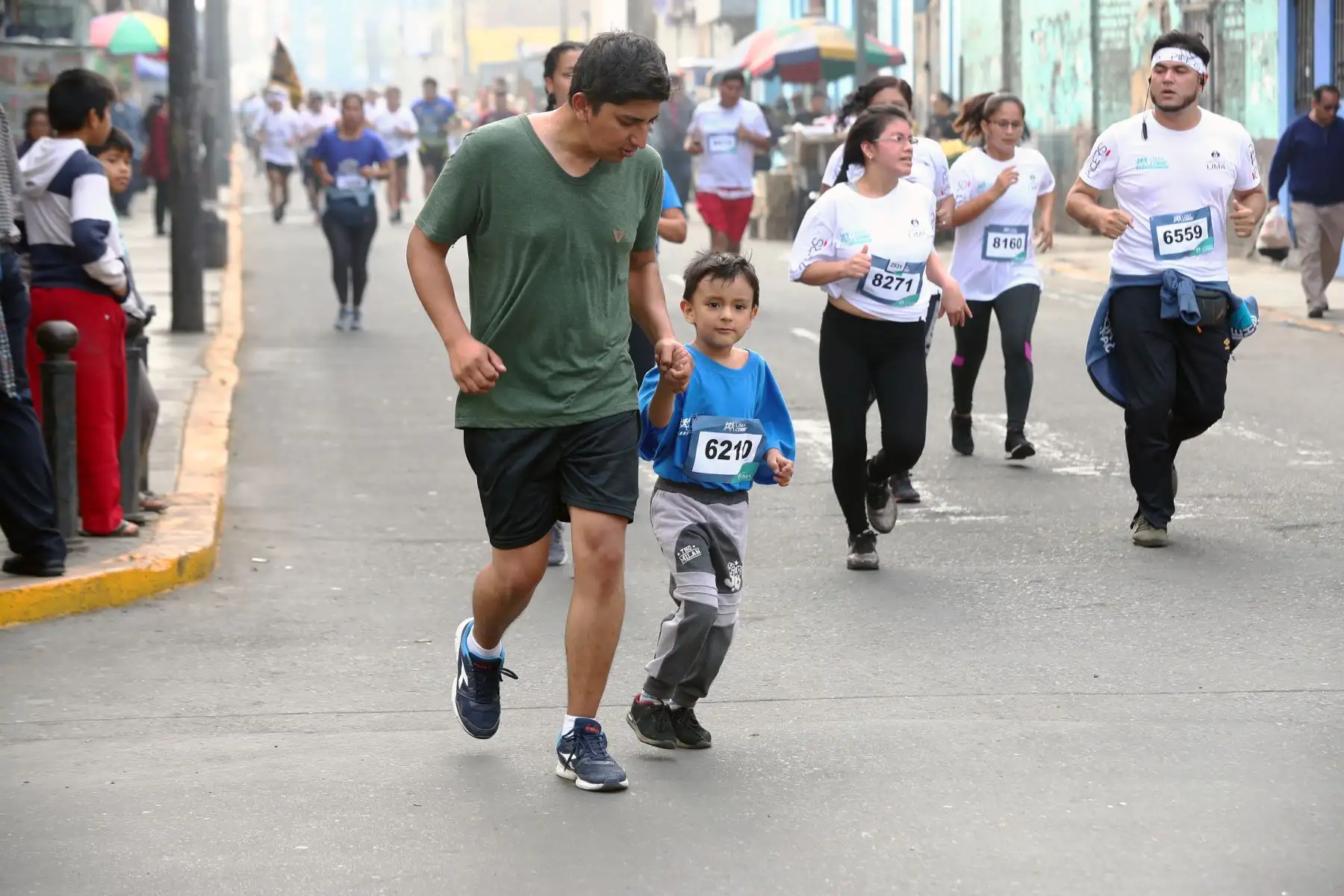 El programa municipal Lima Corre organizo, por primera vez, la carrera 5K en la zona de Barrios Altos para impulsar el deporte de manera descentralizada en la ciudad capital.Foto: ANDINA/Norman Córdova El programa municipal Lima Corre organizo, por primera vez, la carrera 5K en la zona de Barrios Altos para impulsar el deporte de manera descentralizada en la ciudad capital.Foto: ANDINA/Norman Córdova