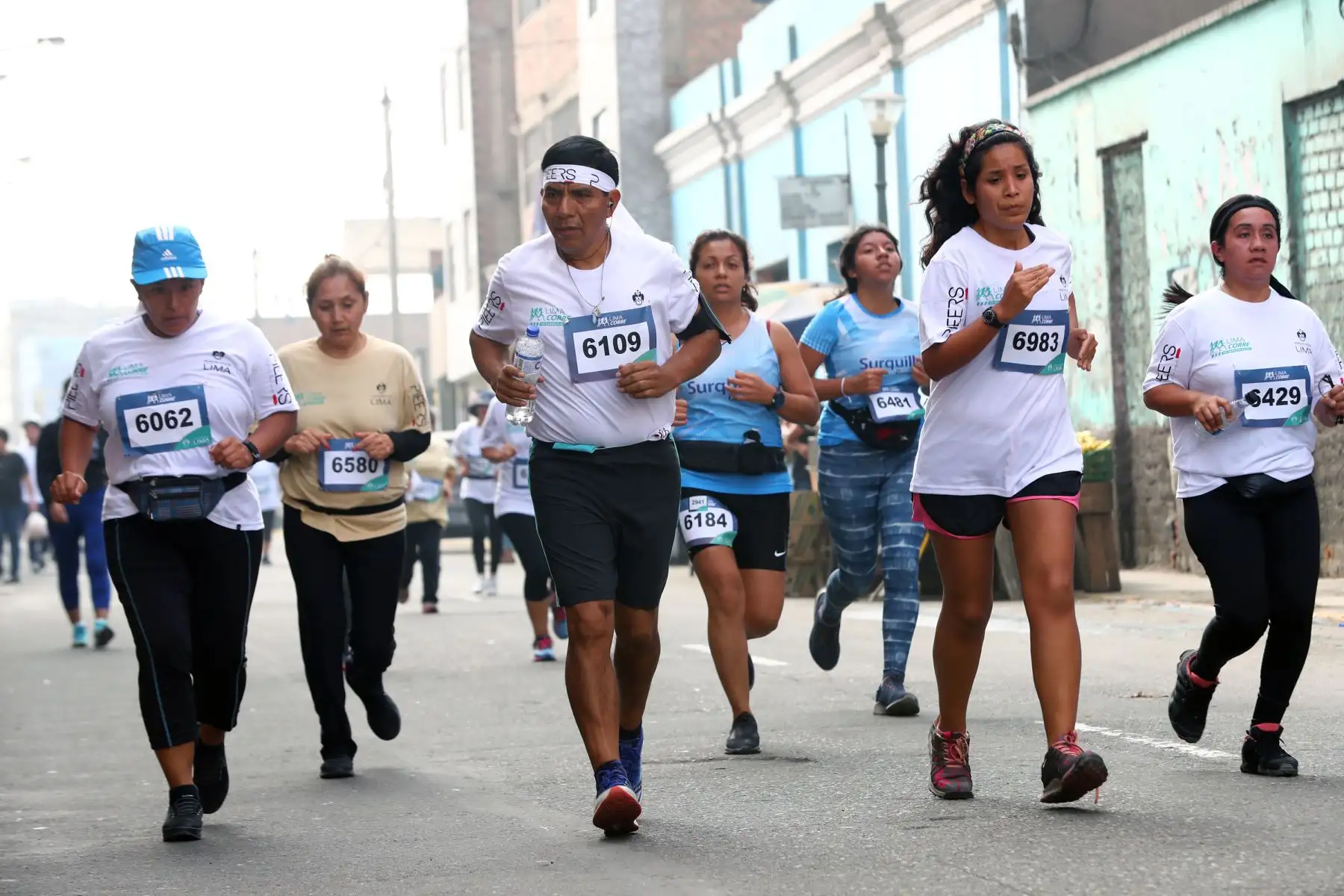 El programa municipal Lima Corre organizo, por primera vez, la carrera 5K en la zona de Barrios Altos para impulsar el deporte de manera descentralizada en la ciudad capital.Foto: ANDINA/Norman Córdova El programa municipal Lima Corre organizo, por primera vez, la carrera 5K en la zona de Barrios Altos para impulsar el deporte de manera descentralizada en la ciudad capital.Foto: ANDINA/Norman Córdova
