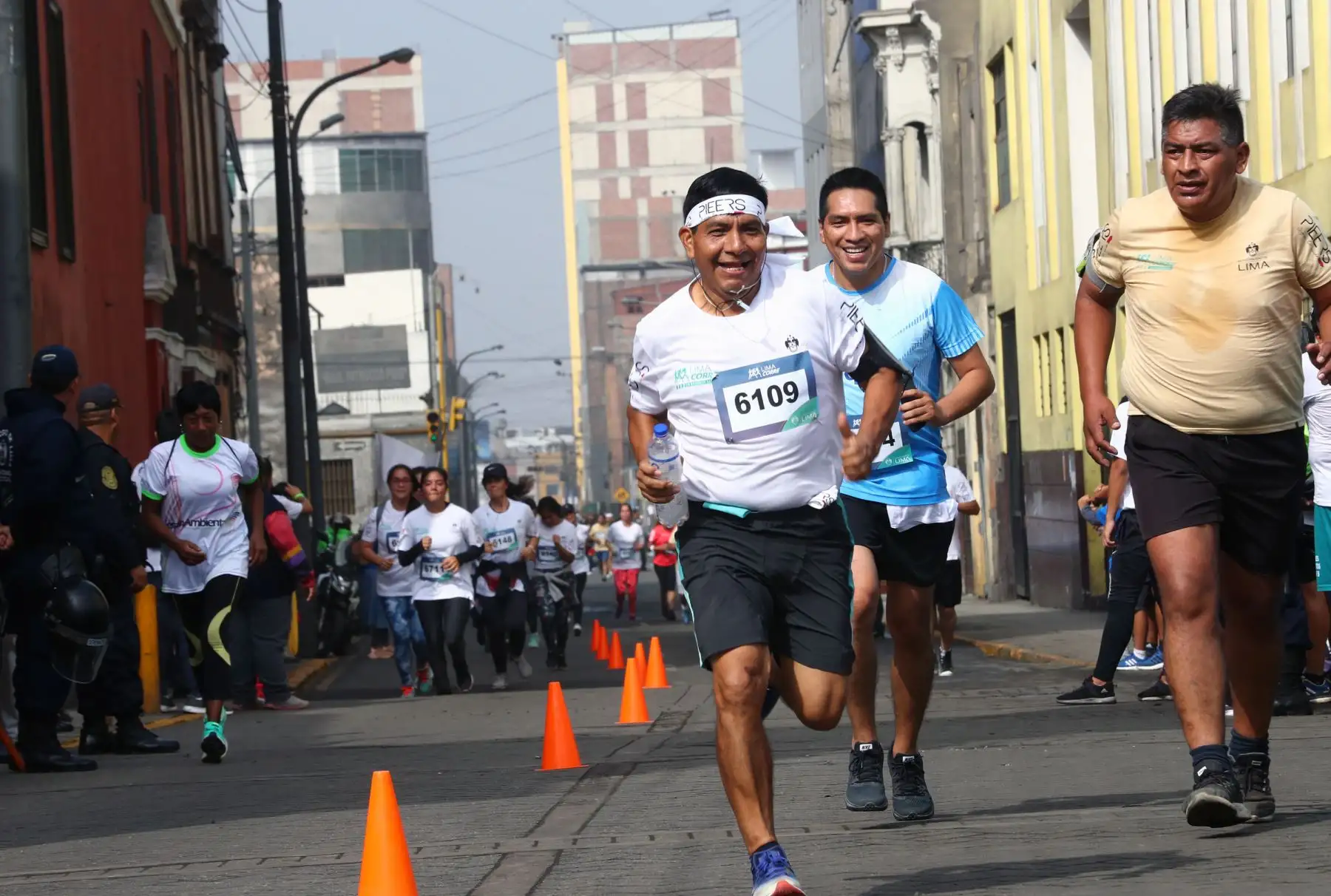 El programa municipal Lima Corre organizo, por primera vez, la carrera 5K en la zona de Barrios Altos para impulsar el deporte de manera descentralizada en la ciudad capital.Foto: ANDINA/Norman Córdova El programa municipal Lima Corre organizo, por primera vez, la carrera 5K en la zona de Barrios Altos para impulsar el deporte de manera descentralizada en la ciudad capital.Foto: ANDINA/Norman Córdova