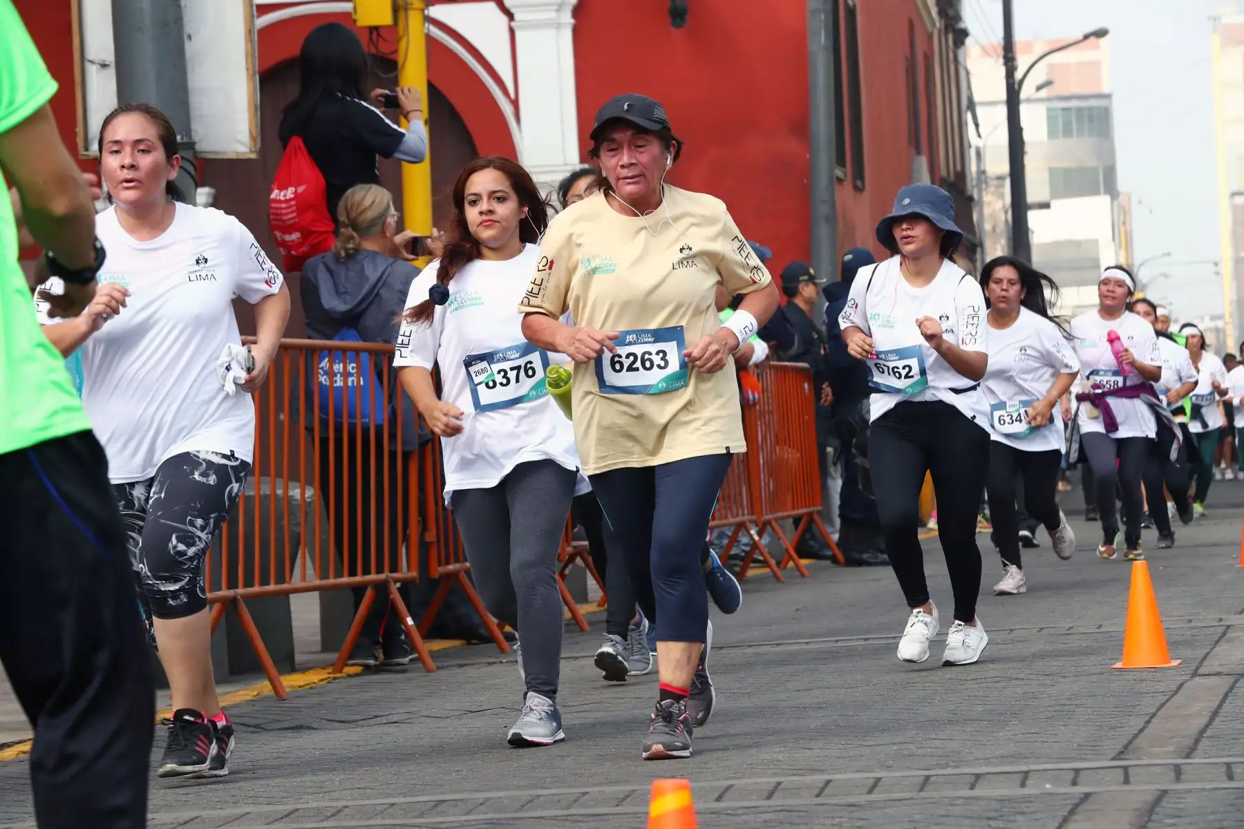 El programa municipal Lima Corre organizo, por primera vez, la carrera 5K en la zona de Barrios Altos para impulsar el deporte de manera descentralizada en la ciudad capital.Foto: ANDINA/Norman Córdova El programa municipal Lima Corre organizo, por primera vez, la carrera 5K en la zona de Barrios Altos para impulsar el deporte de manera descentralizada en la ciudad capital.Foto: ANDINA/Norman Córdova