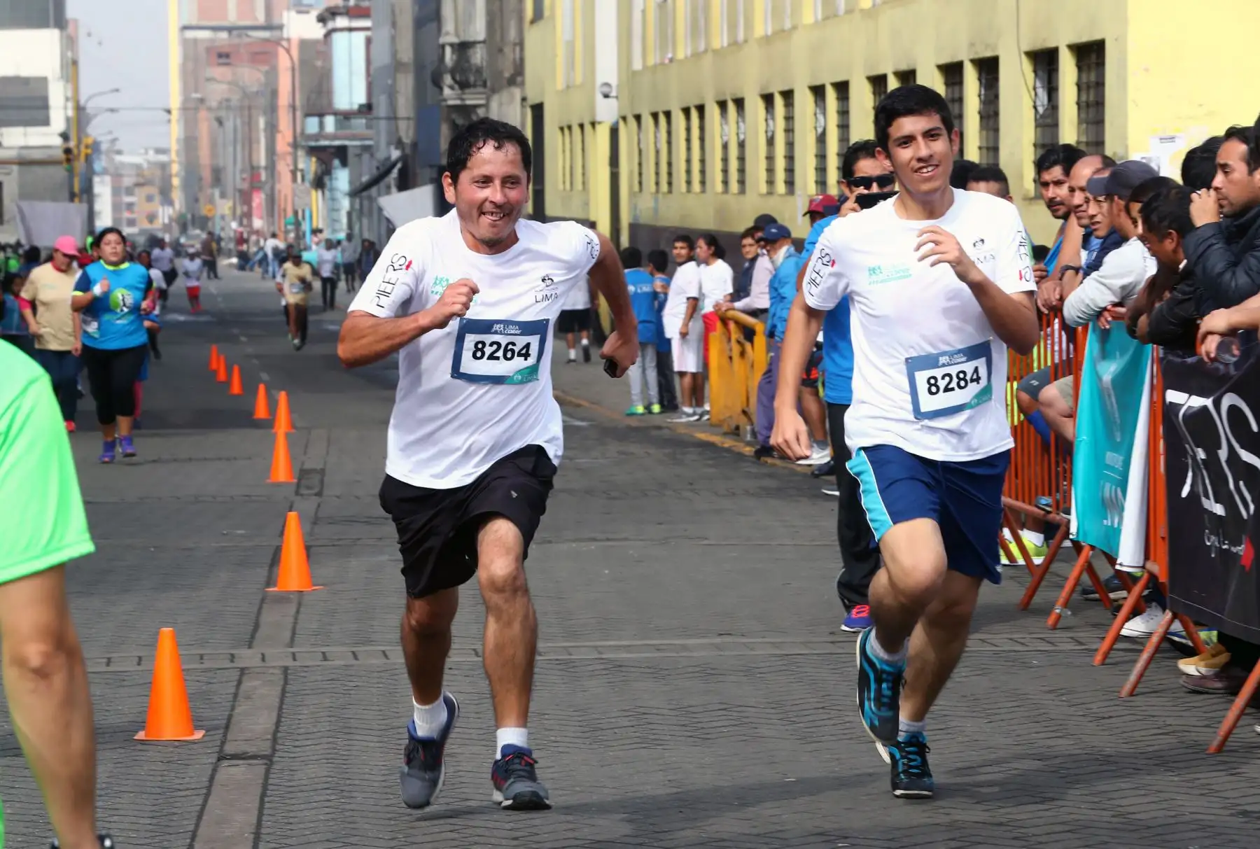 El programa municipal Lima Corre organizo, por primera vez, la carrera 5K en la zona de Barrios Altos para impulsar el deporte de manera descentralizada en la ciudad capital.Foto: ANDINA/Norman Córdova El programa municipal Lima Corre organizo, por primera vez, la carrera 5K en la zona de Barrios Altos para impulsar el deporte de manera descentralizada en la ciudad capital.Foto: ANDINA/Norman Córdova