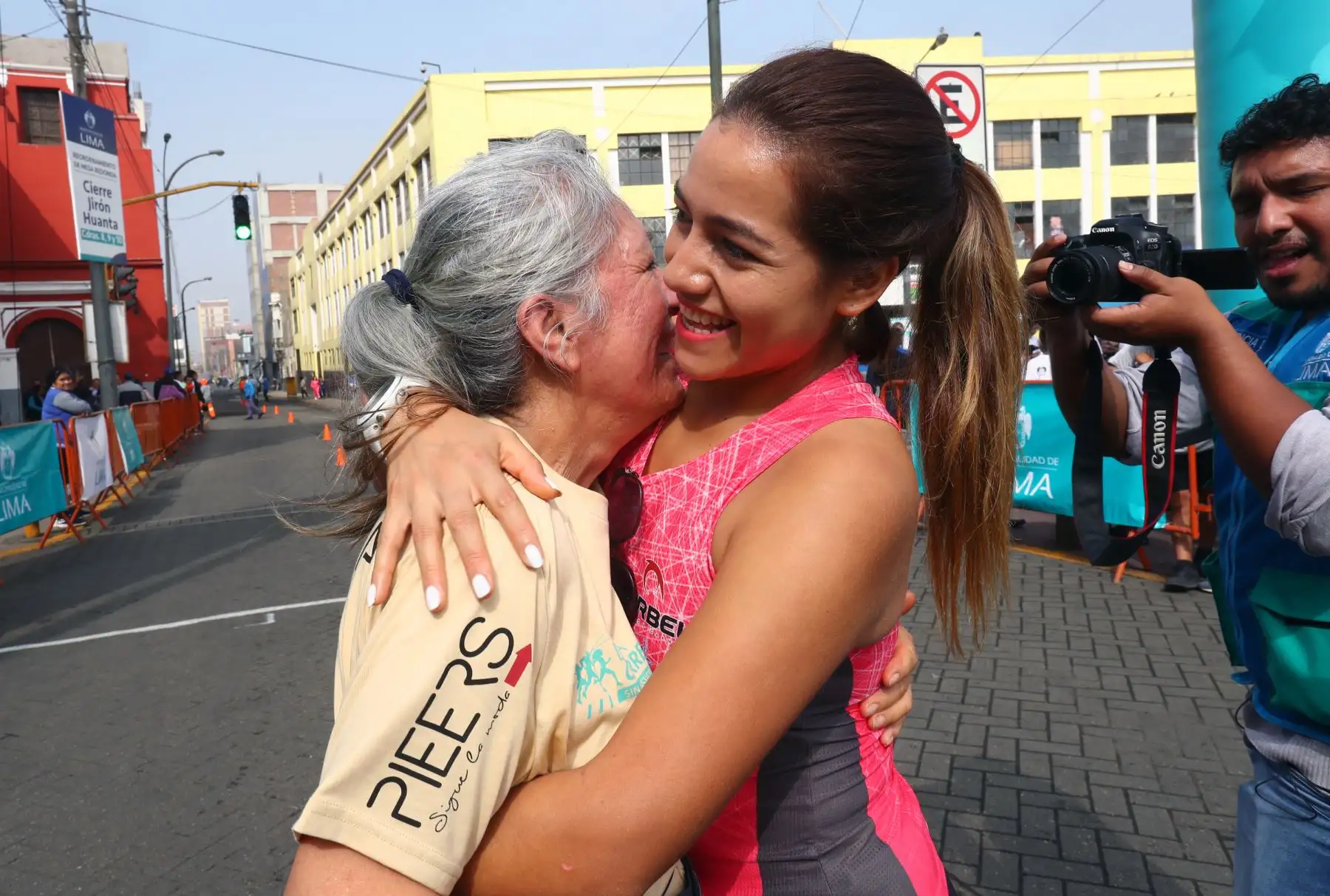 El programa municipal Lima Corre organizo, por primera vez, la carrera 5K en la zona de Barrios Altos para impulsar el deporte de manera descentralizada en la ciudad capital.Foto: ANDINA/Norman Córdova El programa municipal Lima Corre organizo, por primera vez, la carrera 5K en la zona de Barrios Altos para impulsar el deporte de manera descentralizada en la ciudad capital.Foto: ANDINA/Norman Córdova