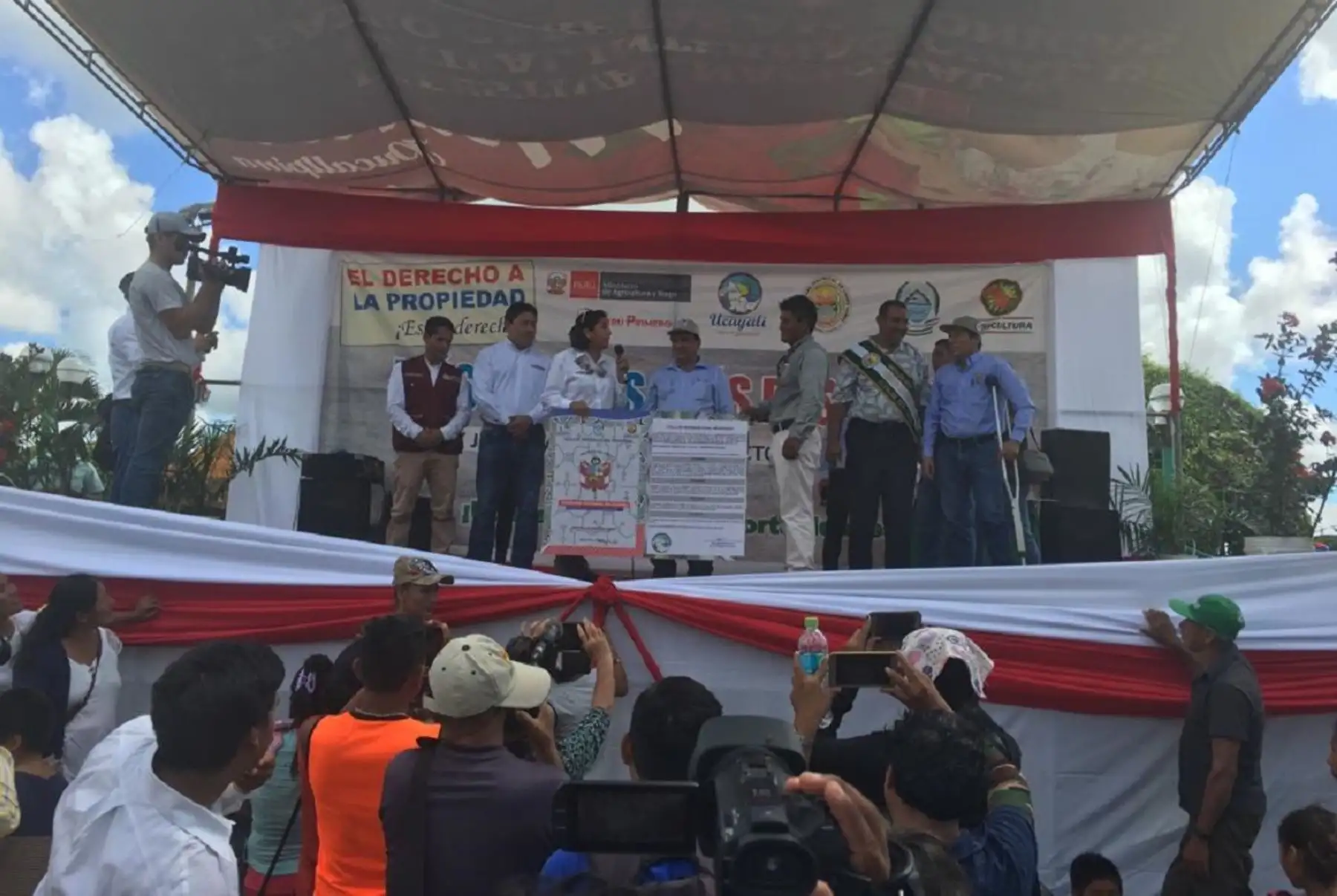 Viceministra de Políticas Agrarias, María Rojas Junes, participa en entrega de títulos de propiedad a agricultores en Ucayali. Foto: Cortesía.