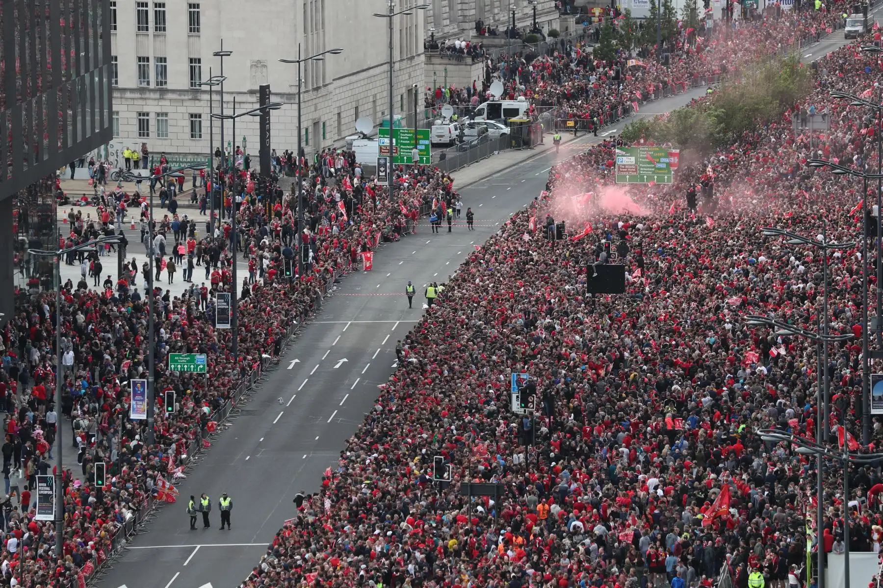 Los fanáticos del fútbol se alinean en las calles mientras el equipo de fútbol del Liverpool participa en un desfile abierto de autobuses en Liverpool.
Foto:EFE