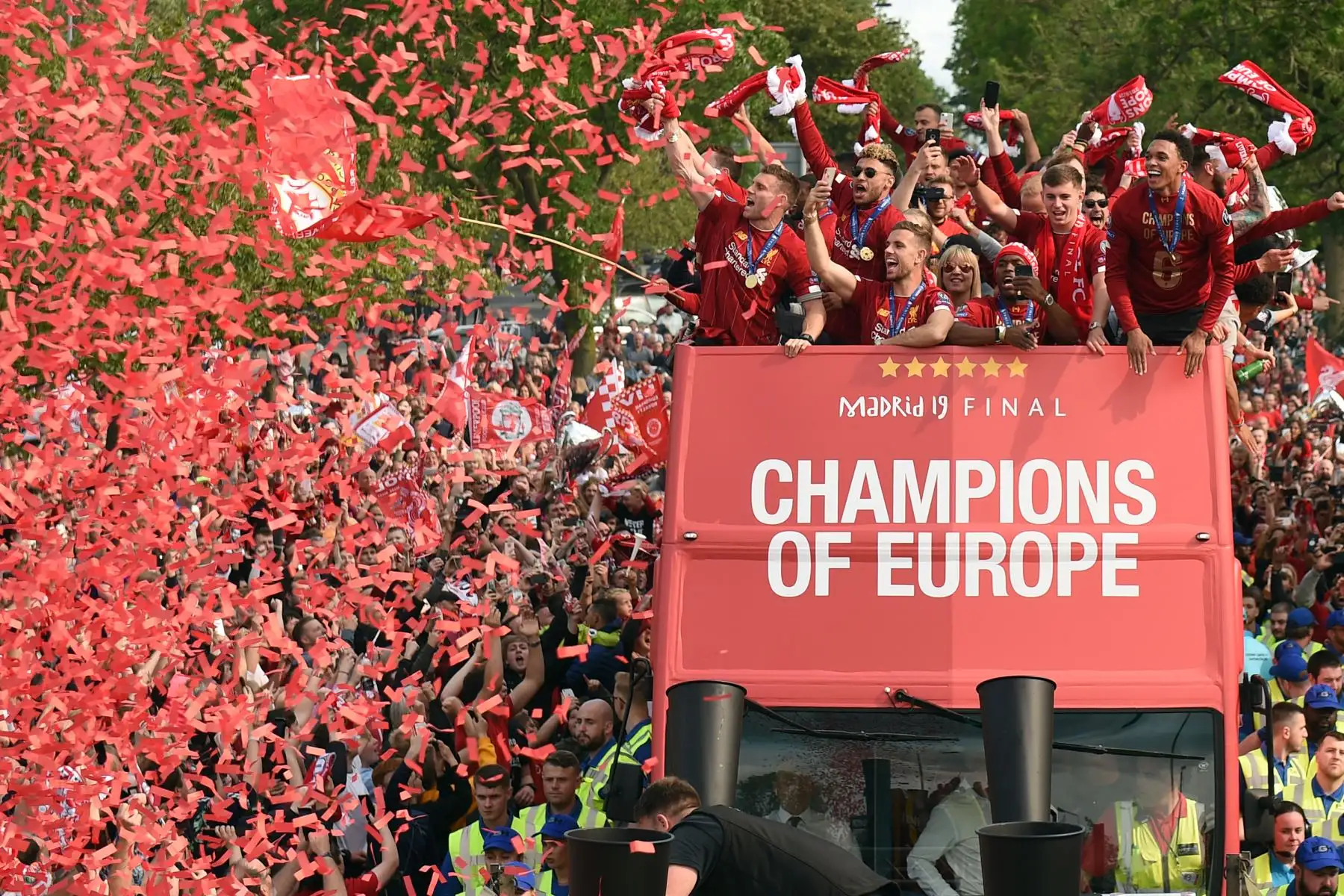 Los fanáticos del fútbol se alinean en las calles mientras el equipo de fútbol del Liverpool participa en un desfile abierto de autobuses en Liverpool.
Foto.AFP