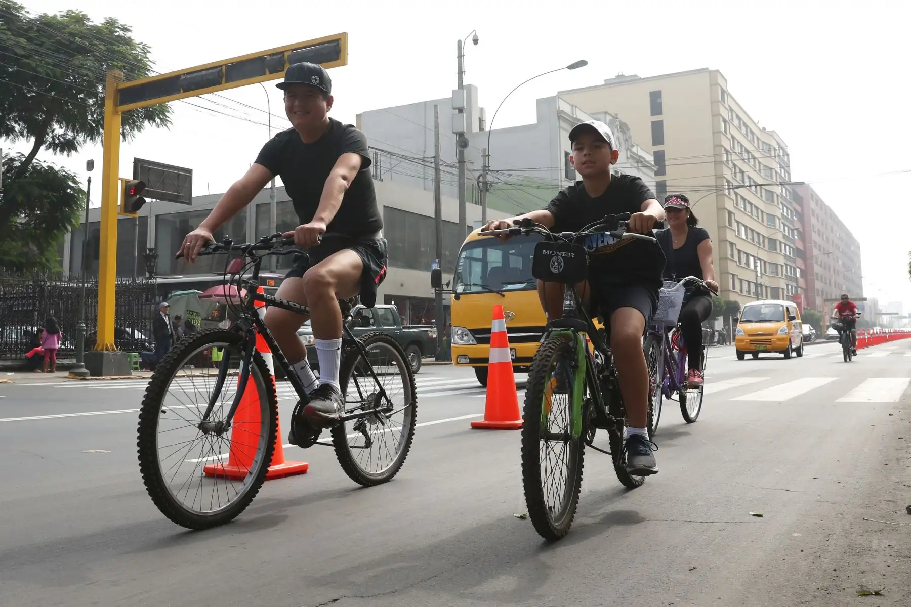 Con la presencia de las ministras del Ambiente y Transportes, Lucia Ruíz y  María Jara y del alcalde de Lima, Jorge Muñoz; se realizó la bicicleteada por una movilidad sostenible. Foto: ANDINA/Melina Mejía