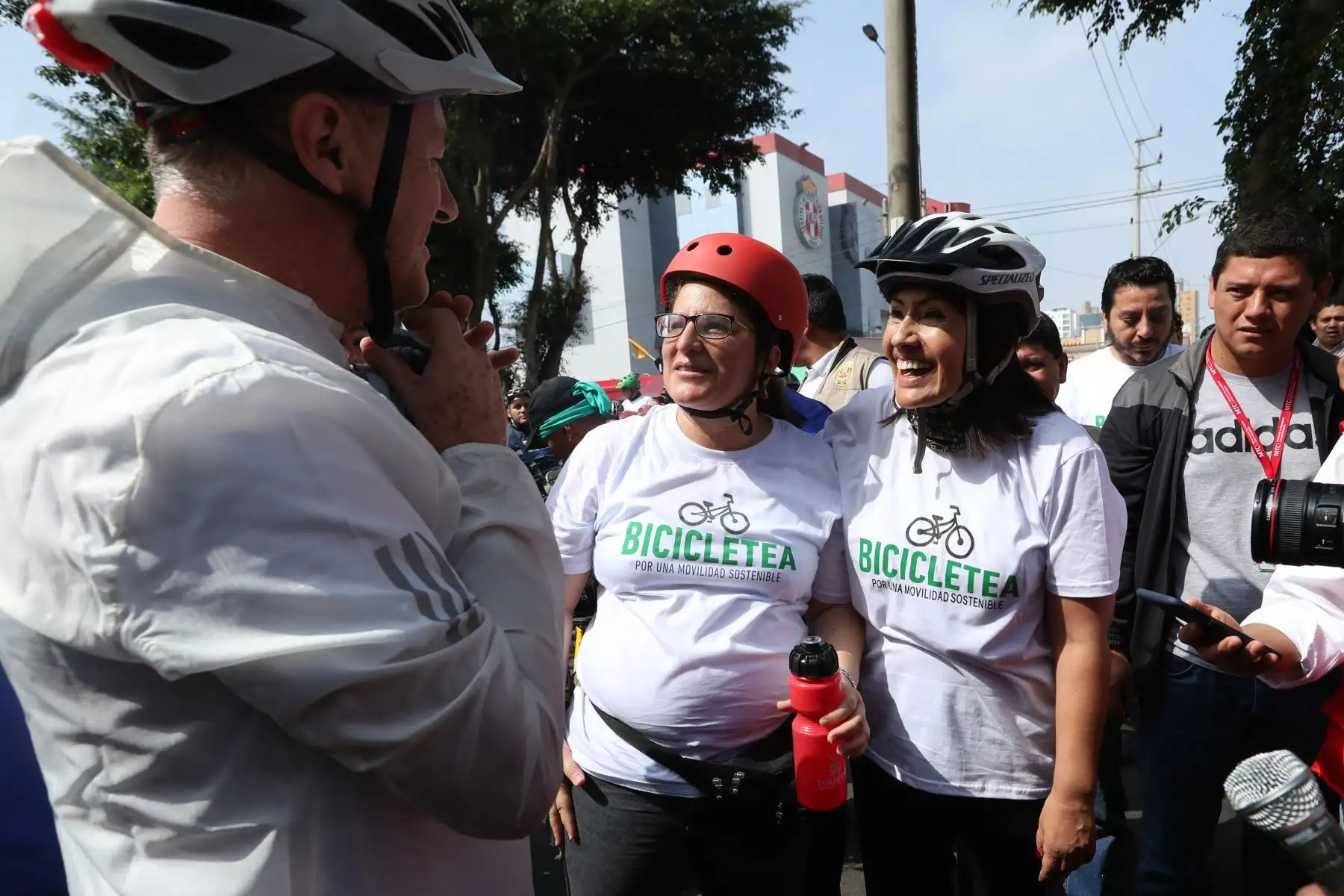 Con la presencia de las ministras del Ambiente y Transportes, Lucia Ruíz y  María Jara y del alcalde de Lima, Jorge Muñoz; se realizó la bicicleteada por una movilidad sostenible. Foto: ANDINA/Melina Mejía