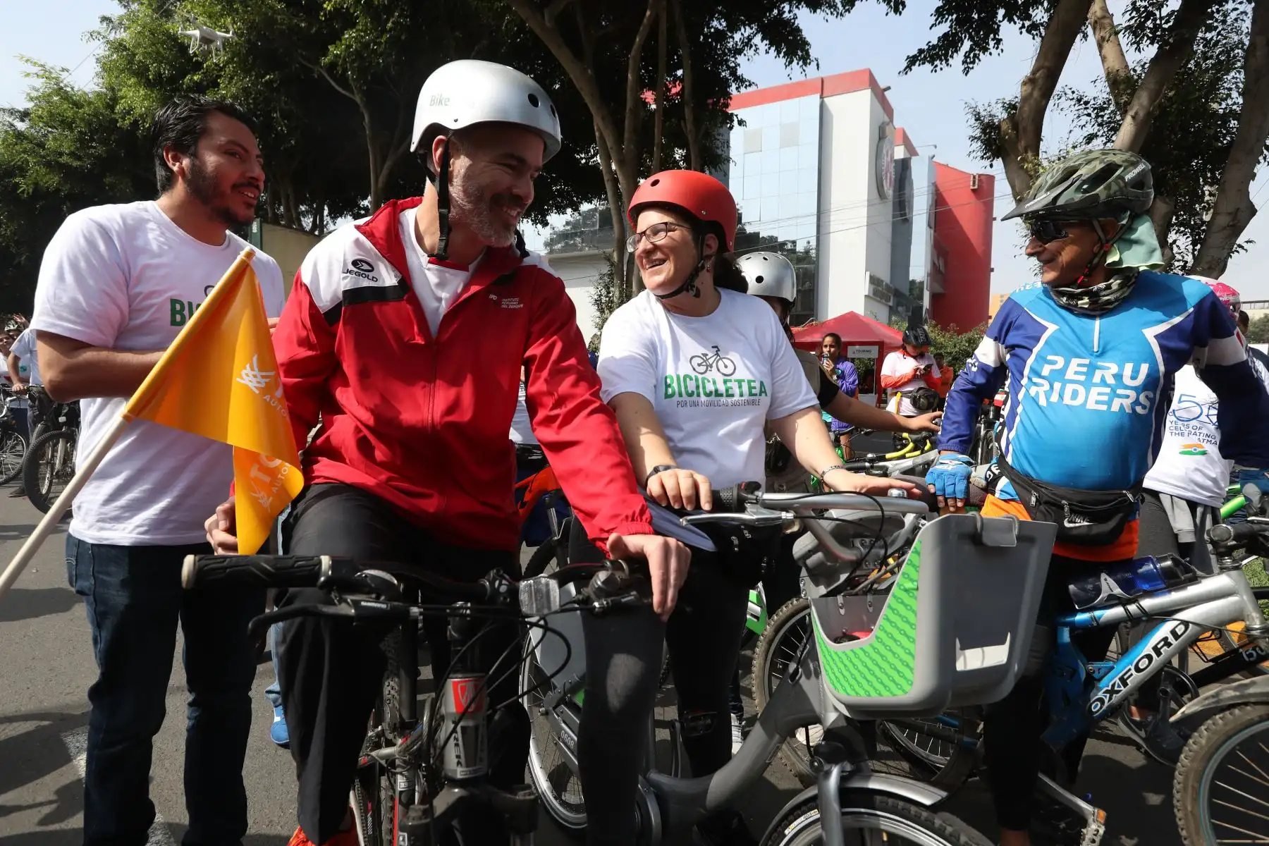 Con la presencia de las ministras del Ambiente y Transportes, Lucia Ruíz y  María Jara y del alcalde de Lima, Jorge Muñoz; se realizó la bicicleteada por una movilidad sostenible. Foto: ANDINA/Melina Mejía