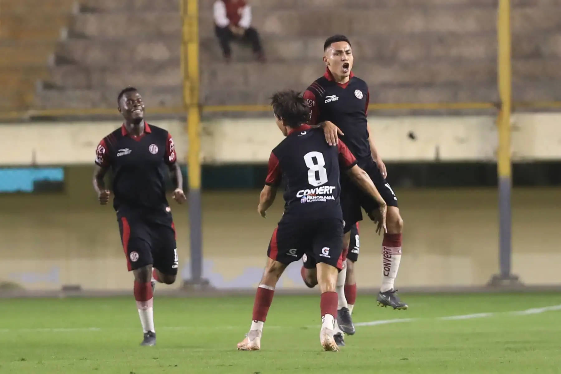 Universitario venció 2-1 a UTC en el Monumental de Ate

Foto: ANDINA/Juan Carlos Guzmán Negrini.