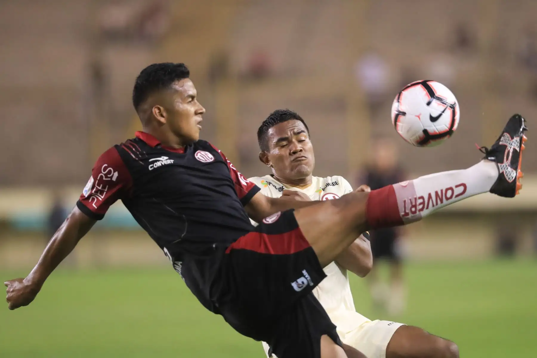 Universitario venció 2-1 a UTC en el Monumental de Ate

Foto: ANDINA/Juan Carlos Guzmán Negrini.
