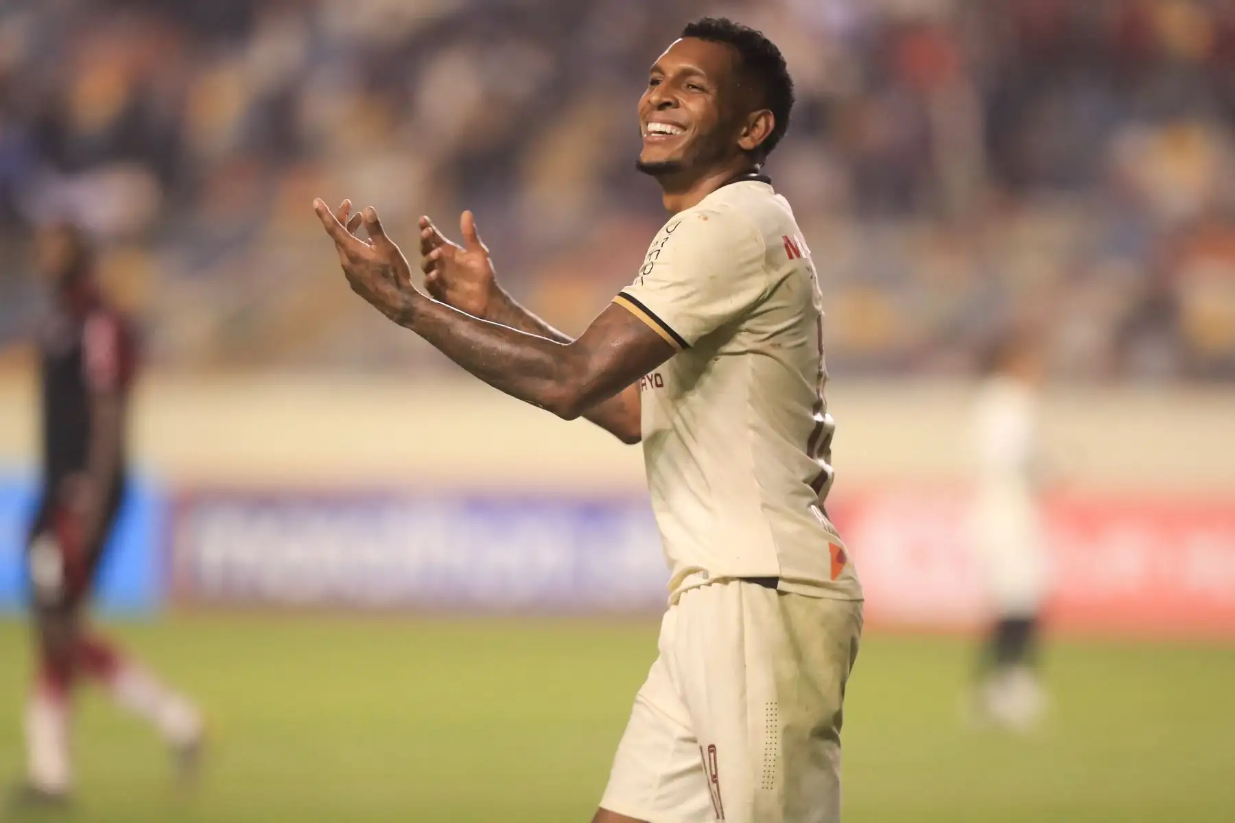 Universitario venció 2-1 a UTC en el Monumental de Ate. Alberto Quintero, volante crema.

Foto: ANDINA/Juan Carlos Guzmán Negrini.