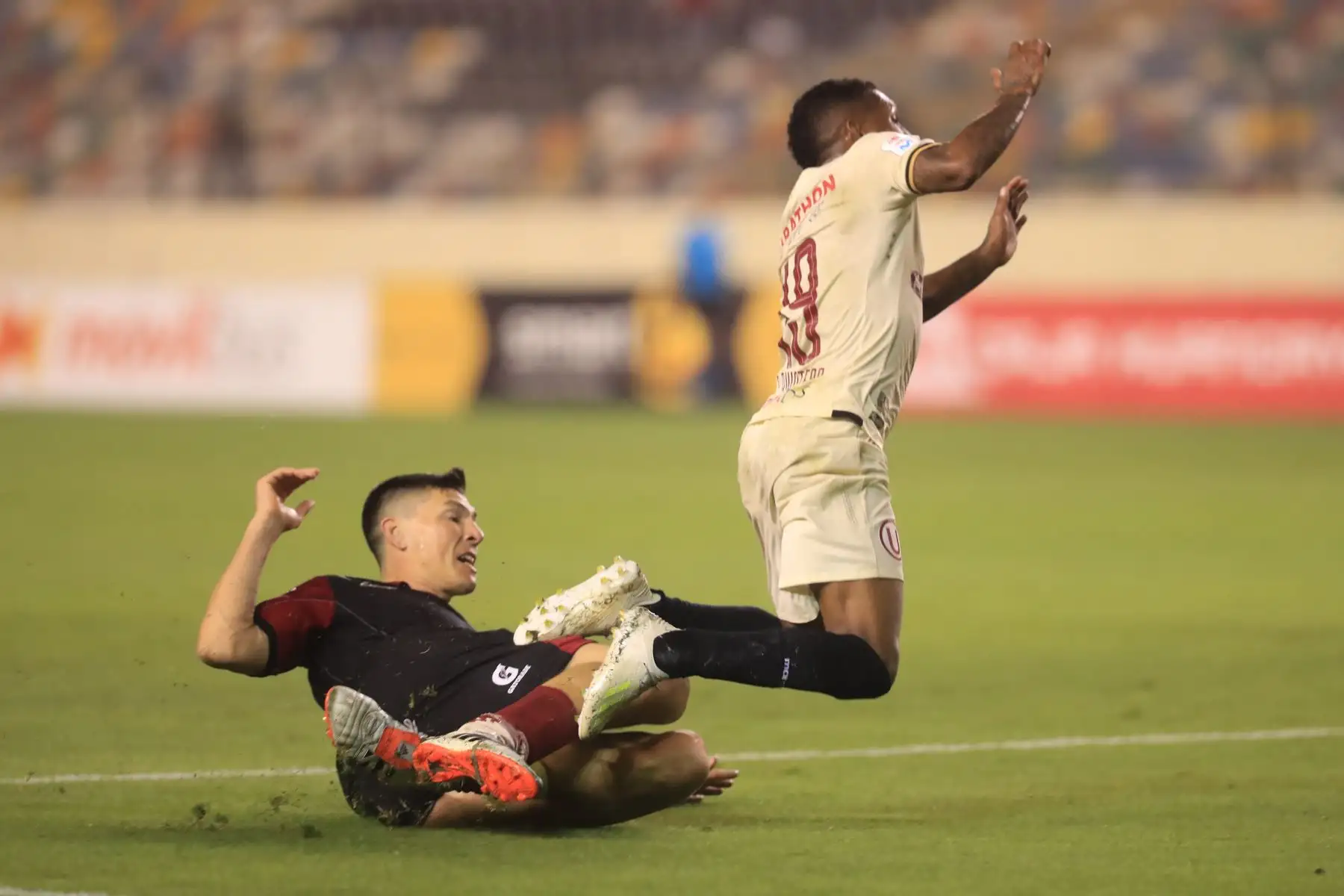 Universitario vence 2-1 a UTC en el Monumental de Ate

Foto: ANDINA/Juan Carlos Guzmán Negrini.