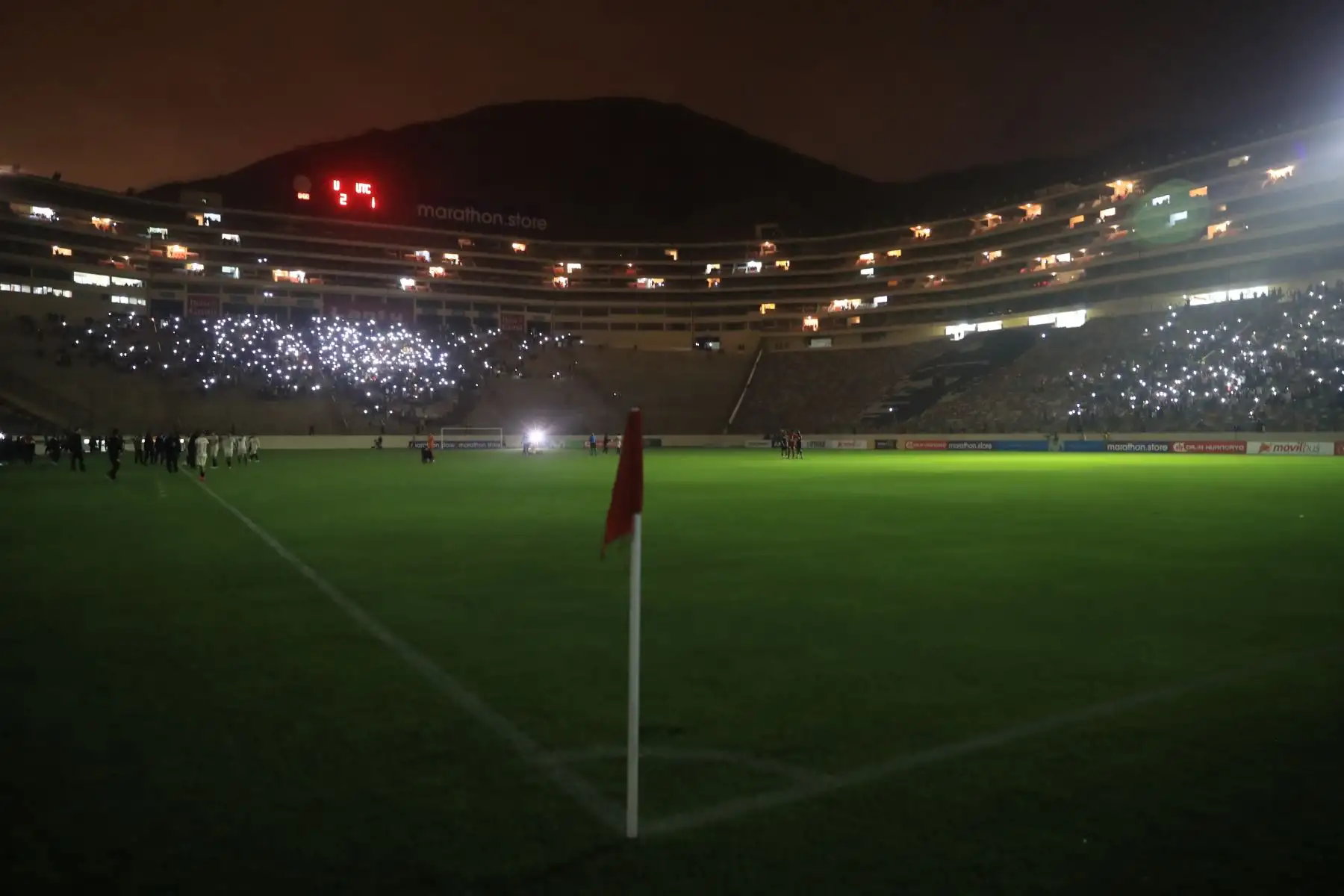 Universitario venció 2-1 a UTC en el Monumental de Ate. Hubo un corte de fluido eléctrico durante el encuentro.

Foto: ANDINA/Juan Carlos Guzmán Negrini.