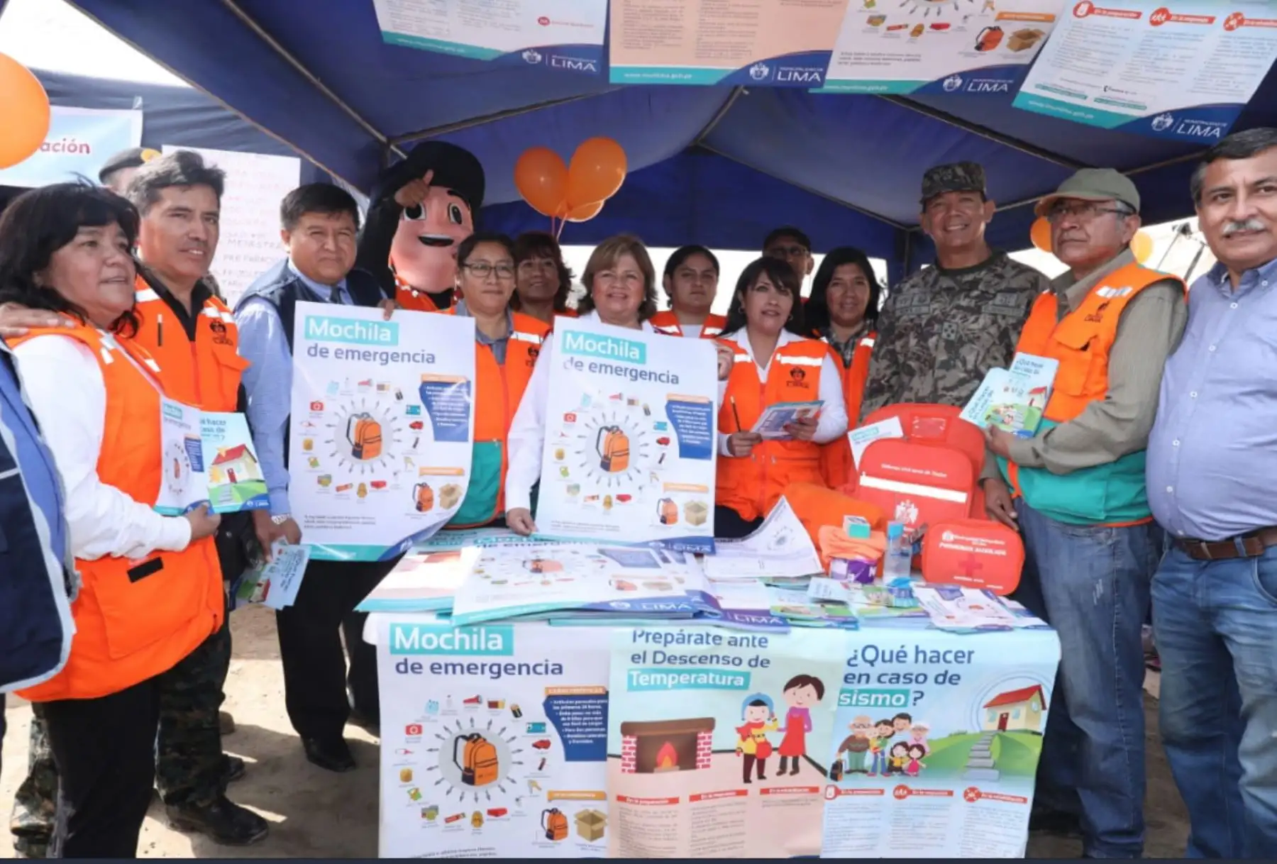 Los vecinos del AAHH AQ 12 de Villa Maria del Triunfo recibierón un desayuno nutritivo que tuvo como protagonista al Pan Bicentenario, de gran valor nutricional y combate la anemia. La 
 ministra de Salud y la La 1ra Brigada de Fuerzas Especiales EP; fue los organizadores del evento.Foto: ANDINA/MINSA