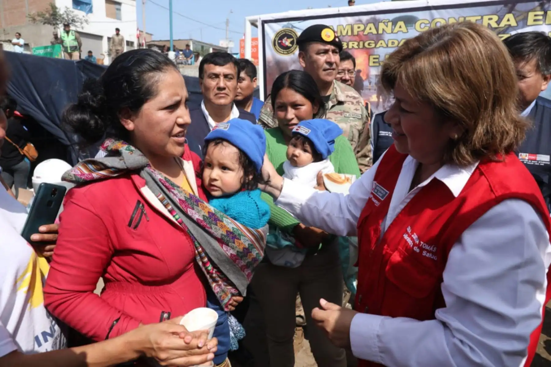 Los vecinos del AAHH AQ 12 de Villa Maria del Triunfo recibierón un desayuno nutritivo que tuvo como protagonista al Pan Bicentenario, de gran valor nutricional y combate la anemia. La 
 ministra de Salud y la La 1ra Brigada de Fuerzas Especiales EP; fue los organizadores del evento.Foto: ANDINA/MINSA