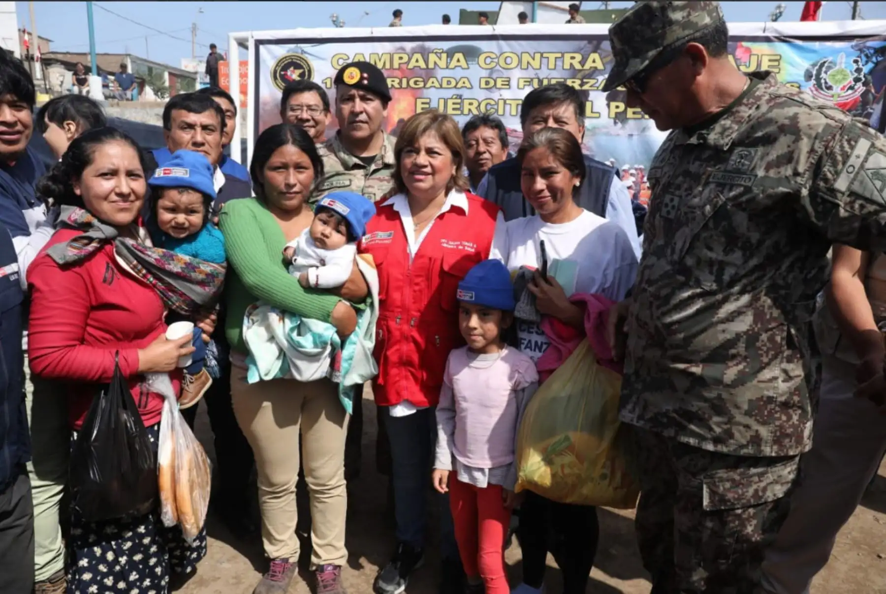 Los vecinos del AAHH AQ 12 de Villa Maria del Triunfo recibierón un desayuno nutritivo que tuvo como protagonista al Pan Bicentenario, de gran valor nutricional y combate la anemia. La 
 ministra de Salud y la La 1ra Brigada de Fuerzas Especiales EP; fue los organizadores del evento.Foto: ANDINA/MINSA