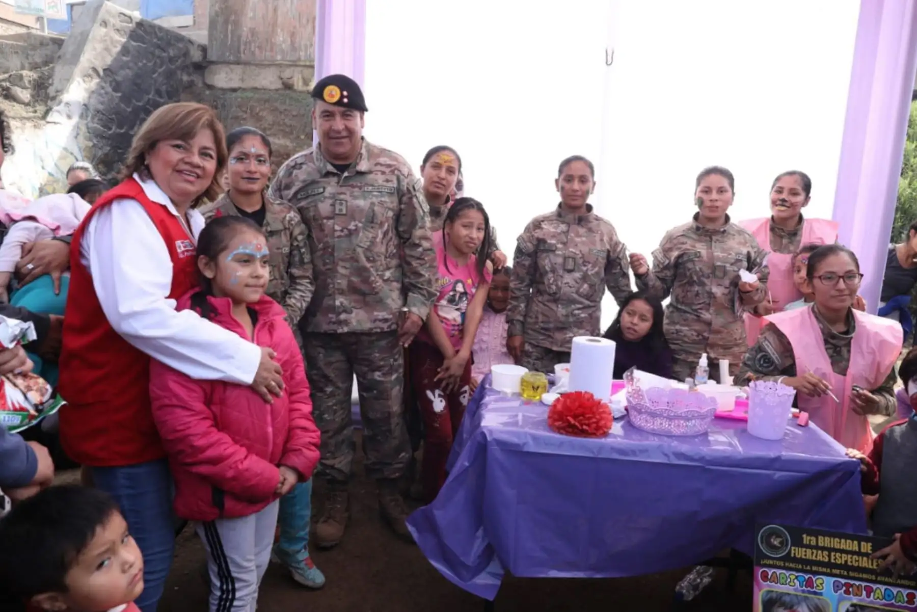 Los vecinos del AAHH AQ 12 de Villa Maria del Triunfo recibierón un desayuno nutritivo que tuvo como protagonista al Pan Bicentenario, de gran valor nutricional y combate la anemia. La 
 ministra de Salud y la La 1ra Brigada de Fuerzas Especiales EP; fue los organizadores del evento.Foto: ANDINA/MINSA