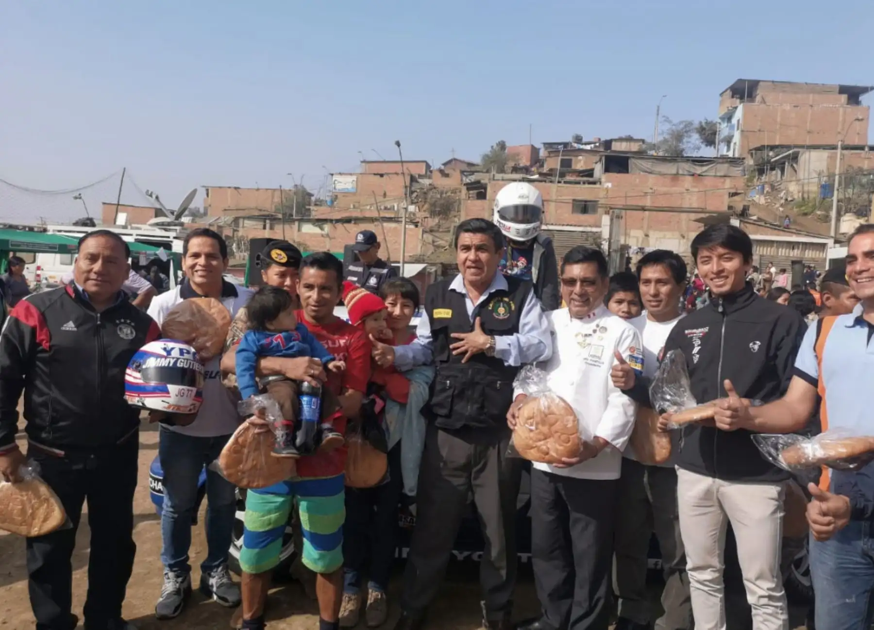 Los vecinos del AAHH AQ 12 de Villa Maria del Triunfo recibierón un desayuno nutritivo que tuvo como protagonista al Pan Bicentenario, de gran valor nutricional y combate la anemia. La 
 ministra de Salud y la La 1ra Brigada de Fuerzas Especiales EP; fue los organizadores del evento.Foto: ANDINA/MINSA