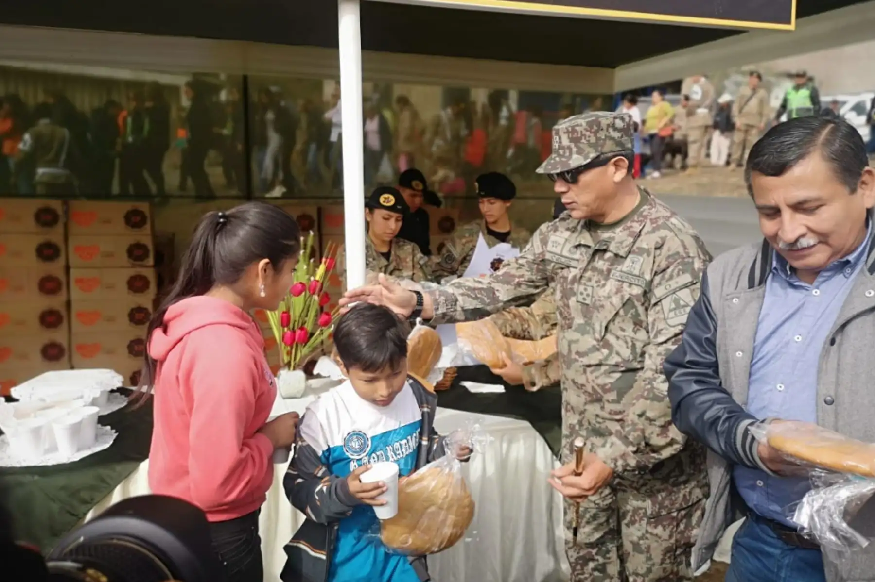 Los vecinos del AAHH AQ 12 de Villa Maria del Triunfo recibierón un desayuno nutritivo que tuvo como protagonista al Pan Bicentenario, de gran valor nutricional y combate la anemia. La 
 ministra de Salud y la La 1ra Brigada de Fuerzas Especiales EP; fue los organizadores del evento.Foto: ANDINA/MINSA