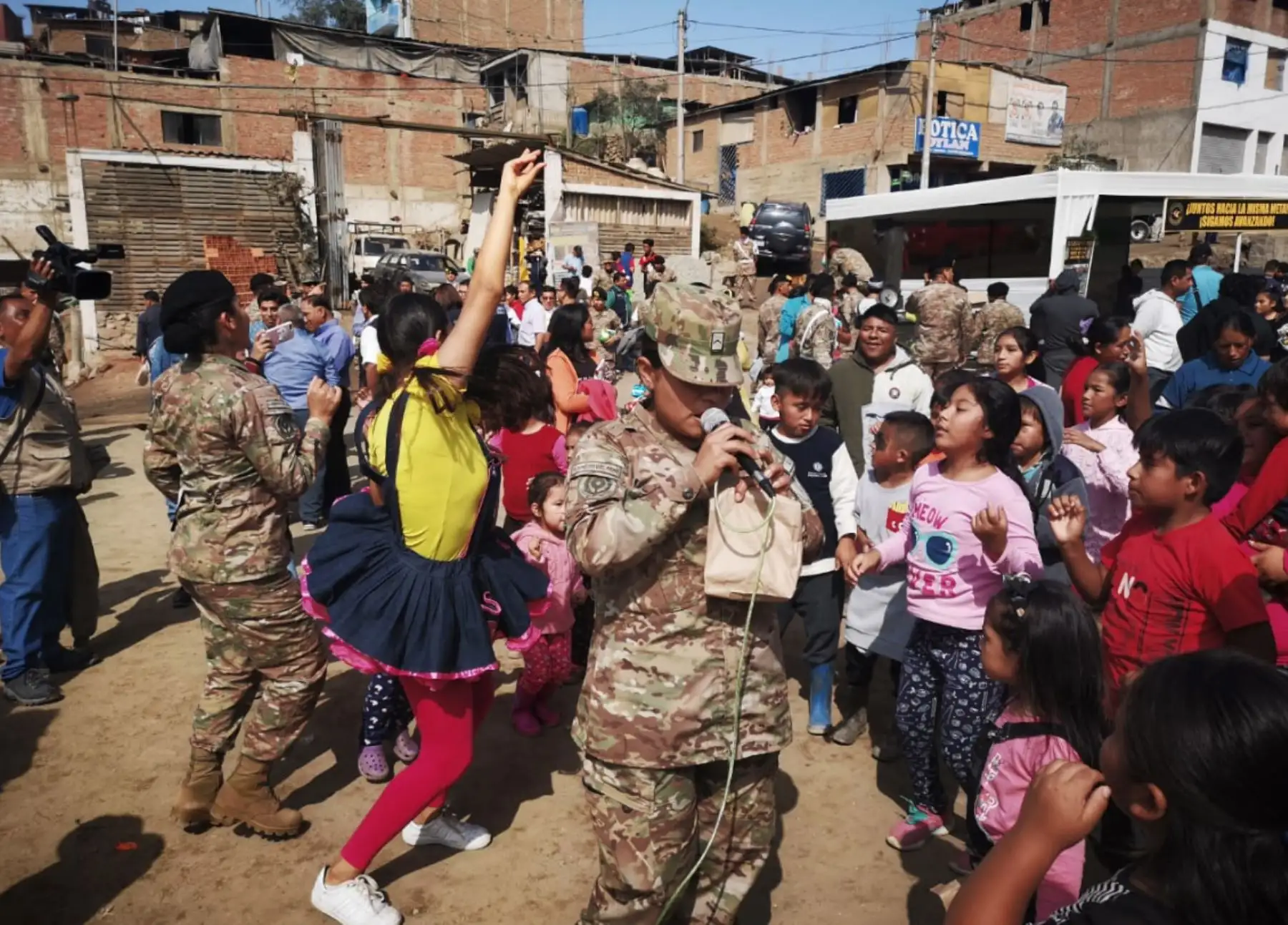 Los vecinos del AAHH AQ 12 de Villa Maria del Triunfo recibierón un desayuno nutritivo que tuvo como protagonista al Pan Bicentenario, de gran valor nutricional y combate la anemia. La 
 ministra de Salud y la La 1ra Brigada de Fuerzas Especiales EP; fue los organizadores del evento.Foto: ANDINA/MINSA