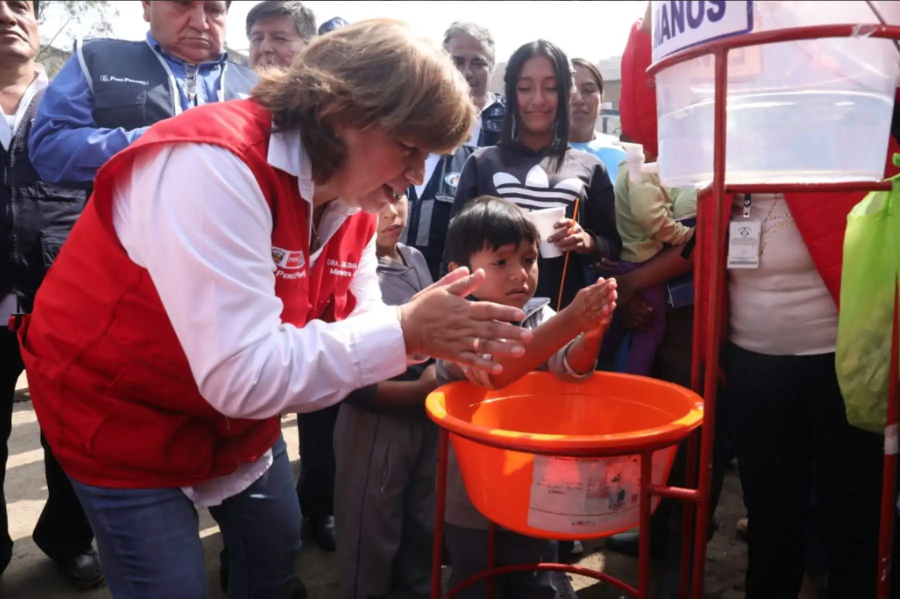 Los vecinos del AAHH AQ 12 de Villa Maria del Triunfo recibierón un desayuno nutritivo que tuvo como protagonista al Pan Bicentenario, de gran valor nutricional y combate la anemia. La 
 ministra de Salud y la La 1ra Brigada de Fuerzas Especiales EP; fue los organizadores del evento.Foto: ANDINA/MINSA