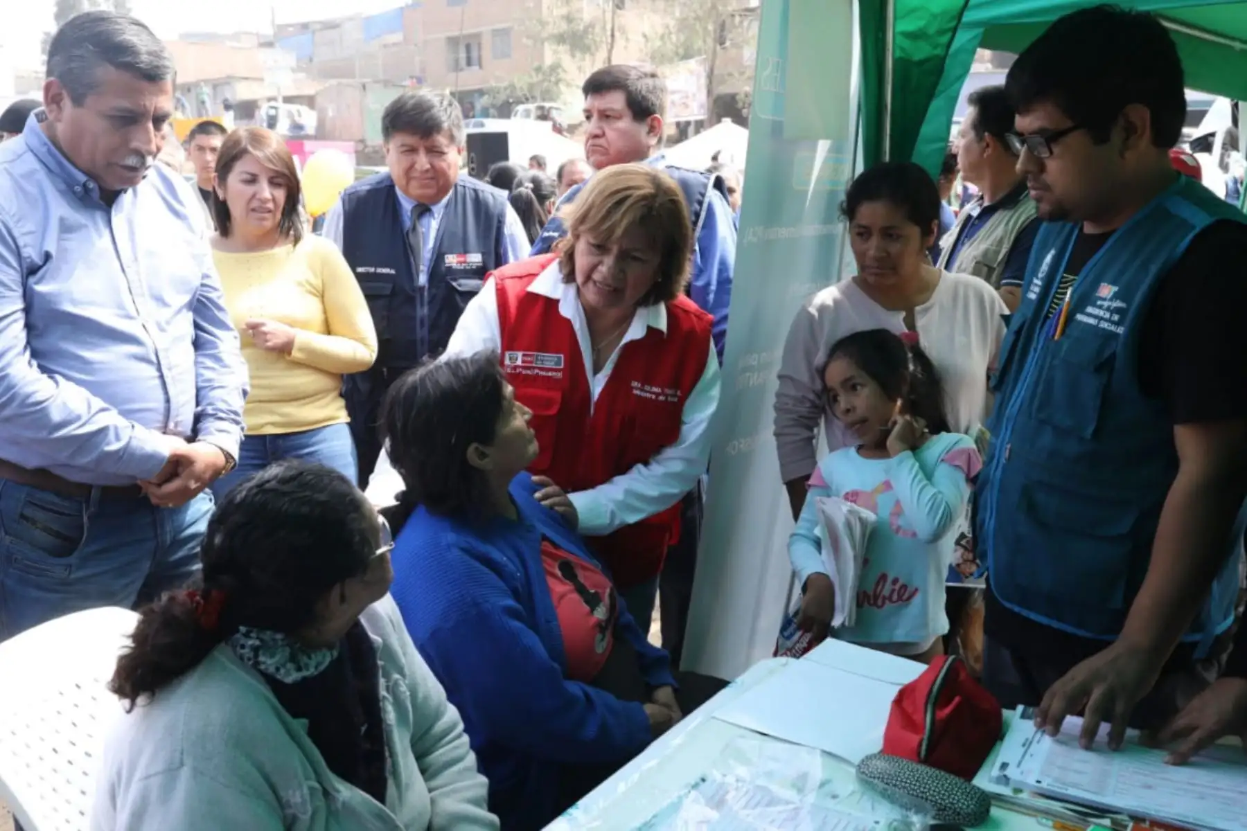 Los vecinos del AAHH AQ 12 de Villa Maria del Triunfo recibierón un desayuno nutritivo que tuvo como protagonista al Pan Bicentenario, de gran valor nutricional y combate la anemia. La 
 ministra de Salud y la La 1ra Brigada de Fuerzas Especiales EP; fue los organizadores del evento.Foto: ANDINA/MINSA